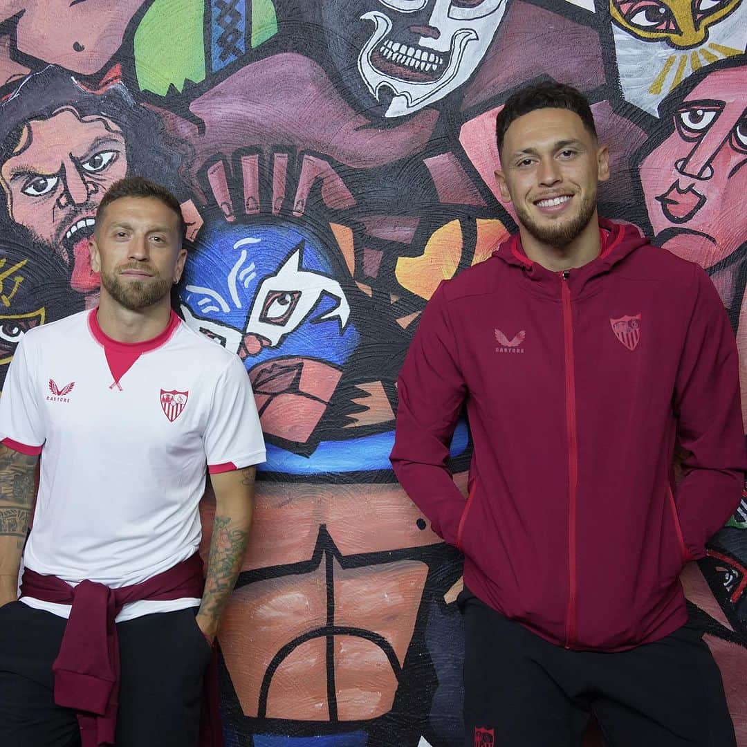 セビージャFCのインスタグラム：「Martes de Glamour 🎭🇲🇽   🤼‍♂️ Papu Gómez y Lucas Ocampos presenciaron un combate de lucha libre mexicana  #WeareSevilla #NuncaTeRindas」