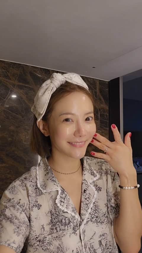 ユ・ハナのインスタグラム：「저는 아직 기초제품선택에서 미백보단  제가 얇은피부에 예민한 피부라 '시카'🌿 에 집중하고 건조한게 모든 트러블의 원인이라 생각해 '수분'💧에 신경쓰거든요, 그래서 인지 [하킴] 의 엘럼 라인에서  시카랑 이바이스 엘럼에 집착해요😅  엘럼은 피부타입에 맞게 선택하시면 되요!   🌿시카 진정 엘럼 (전성분EWG그린등급) 🧷진정이필요한 피부 (마다가스카르산 시카 함유) 🧷생기와 청량감이 필요한 피부 (엑토인과 멘틸락테이트를 함유] 🧷순한 데일리 에센스가 필요한 피부 (피부 일차자극(저자극) 인체첩포시험완료)  💧이바이스 수분 엘럼 (전성분EWG그린등급) 🧷주름이 많아 주름개선이 필요한 피부 (리얼 콜라겐, 아데노신을 함유) 🧷수분이 부족한 피부 (저분자 콜라겐 펩타이드 베이스에 푸룩탄 함유) 🧷순한'데일리 에센스가 필요한 피부 (피부 안정성(저자극) 인체첩포시험 완료)  🌟리어마르 광채 엘럼 (전성분EWG그린등급) 🧷푸석한 피부 ( 윤기증가와, 피부에 광채를 선사) 🧷어두운 피부 (미백기능성, 나이아신아마이드 함유) 🧷피부톤이 칙칙한 피부 (피부 톤 균일도 개선) 🧷기미가 고민인 피부 (멜라닌 완화 인체적용시험 완료) 🧷잡티가 고민인 피부 (색소 침착완화)  🌟💧 리어마르 광채수분 크림  밝고 투명하게 빛나는 피부를 위한 리어마르 크림은 피부의 밝기톤 균일도, 색소침착에 도움을 주고 광채에 탄력을 더한 데일리 크림이랍니다.  하킴의 엘럼들과 함께 사용시  피부 변화의 효과를 더 빠르게 느낄 수 있답니다.  믿을 수 있는 기초케어브랜드에 가격+성분+제품용기+텍스쳐 들의 만족도가  이렇게 높은건 찾아보기 힘드실거에요.  맘에 쏙 드는게 없어서, 2년만에 처음으로 소개해드린답니다 [핫 한 기초케어브랜드, HAKeeM] 의 온라인 최저가구성은 내일까지만 이에요💚💙🤍」