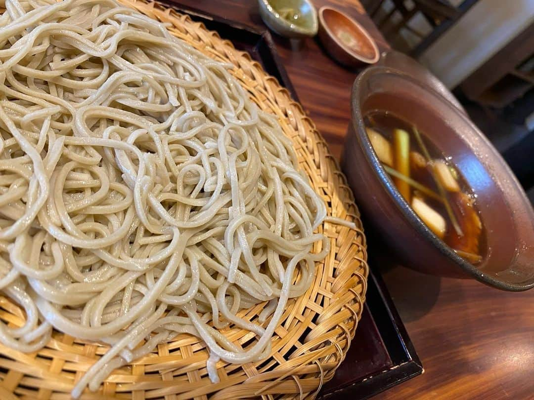 谷桃子のインスタグラム：「行ってみたかったお蕎麦屋さんに久しぶりにお一人様で行って来ました (*´꒳`*)✨🌸  十割蕎麦の鴨そば♡♡  大盛りでもいけたかな😋🎵と思うぐらい美味しかった♡♡  次はお蕎麦の食べ比べや、 日本酒🍶なんて呑んでみたい💓✨と妄想しながらお店を出ました♡♡笑笑  ご馳走様でした(*^^*)✨  #福岡グルメ #蕎麦 #むらた #けやき通り」