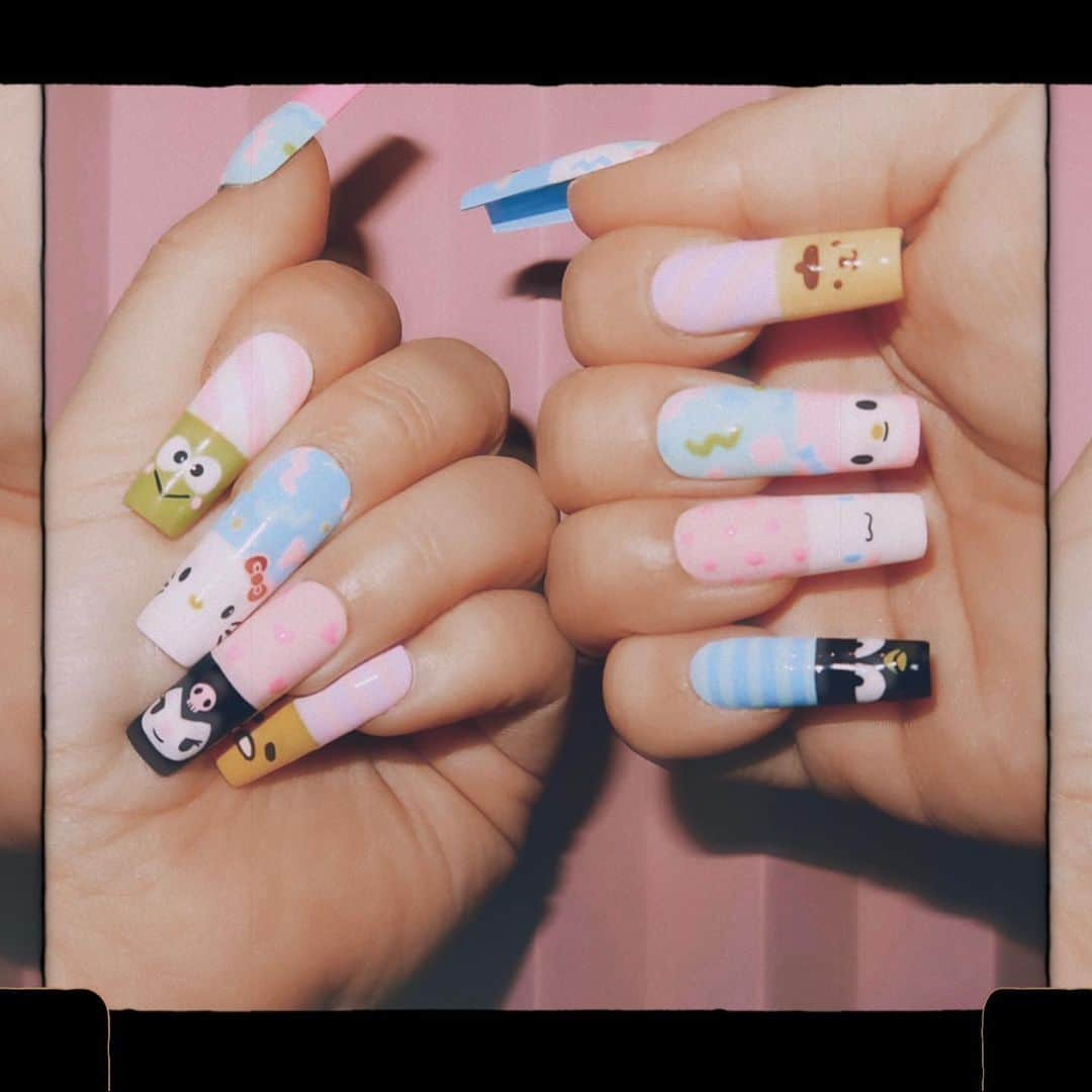 渡辺直美さんのインスタグラム写真 - (渡辺直美Instagram)「New nails💅 Large set of Sanrio characters🎀  And I'm back in Japan! Short stay but happy! !  my beloved homeland🇯🇵  @nailsbymei さんに すんごい可愛いネイル作っていただきました！！サンリオ大集合です！  全部手書きとか激ヤバ才能爆発祭り👺 ありがとうございます！！  このサンリオ爪を引っ提げて、 わたくし日本に帰ってまいりました！！！！🇯🇵🫶  ただいまー！！！！！ みんな元気だったかなー！！！？！ 短い滞在だけど夏の日本をお満喫大先生する！！！  ちょくみーずと街ですれ違うんかな？wwwww照wwwww泣wwwww  しかし昨日の雷やばかったね 多分2.3回うたれてる  とりあえずセミの鳴き声を聴きながら大好きな桃を爆食いします  #ぶりっ子とかじゃないよ #本当に桃が好きなんだよ #日本飯うますぎ #サンリオネイル #sanrionails   今回のカラコンはわたくしの N's collectionのずんだ餅です！ 我ながらネーミングセンスうにょ」8月2日 14時11分 - watanabenaomi703