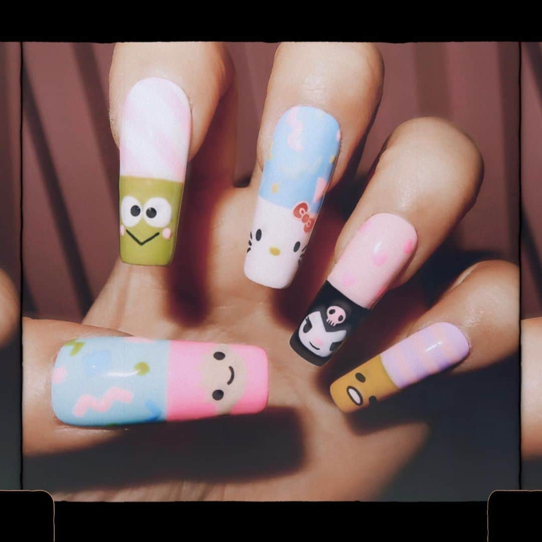 渡辺直美さんのインスタグラム写真 - (渡辺直美Instagram)「New nails💅 Large set of Sanrio characters🎀  And I'm back in Japan! Short stay but happy! !  my beloved homeland🇯🇵  @nailsbymei さんに すんごい可愛いネイル作っていただきました！！サンリオ大集合です！  全部手書きとか激ヤバ才能爆発祭り👺 ありがとうございます！！  このサンリオ爪を引っ提げて、 わたくし日本に帰ってまいりました！！！！🇯🇵🫶  ただいまー！！！！！ みんな元気だったかなー！！！？！ 短い滞在だけど夏の日本をお満喫大先生する！！！  ちょくみーずと街ですれ違うんかな？wwwww照wwwww泣wwwww  しかし昨日の雷やばかったね 多分2.3回うたれてる  とりあえずセミの鳴き声を聴きながら大好きな桃を爆食いします  #ぶりっ子とかじゃないよ #本当に桃が好きなんだよ #日本飯うますぎ #サンリオネイル #sanrionails   今回のカラコンはわたくしの N's collectionのずんだ餅です！ 我ながらネーミングセンスうにょ」8月2日 14時11分 - watanabenaomi703