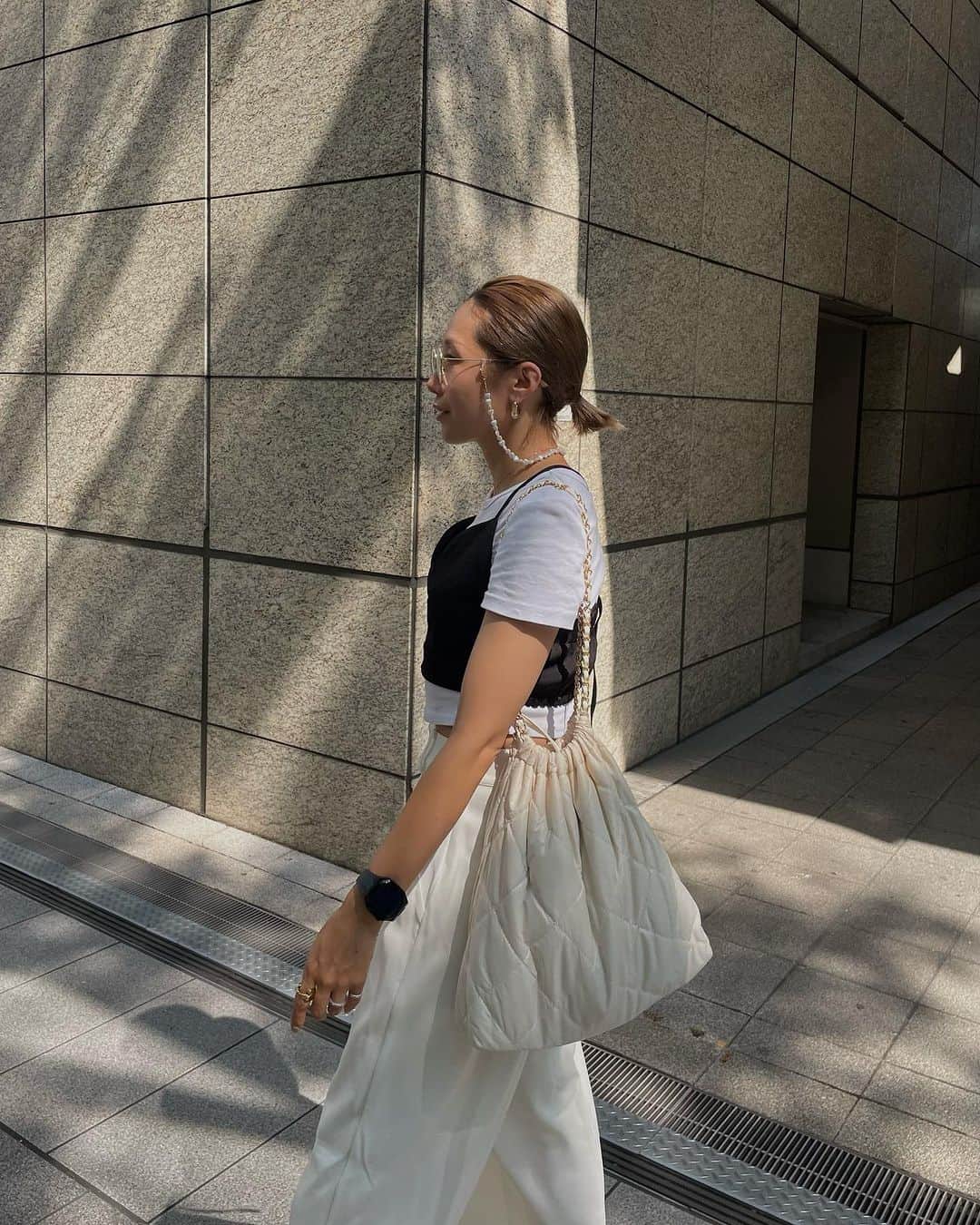 Erikaさんのインスタグラム写真 - (ErikaInstagram)「@yun_wear  コラボのビスチェ  黒にした🖤 #ulu  夏ってシンプルになりがちなので、ビスチェとか、あると コーデ映えするよ。  tops @zara bustier #ulu by @yun_wear  bottom @rectangle_official  bag @sil_si_cien  acc @seadsmara   #コーディネート#ママコーデ#ビスチェコーデ #ビスチェ #ホワイトコーデ #パンツコーデ」8月2日 14時11分 - 911erika