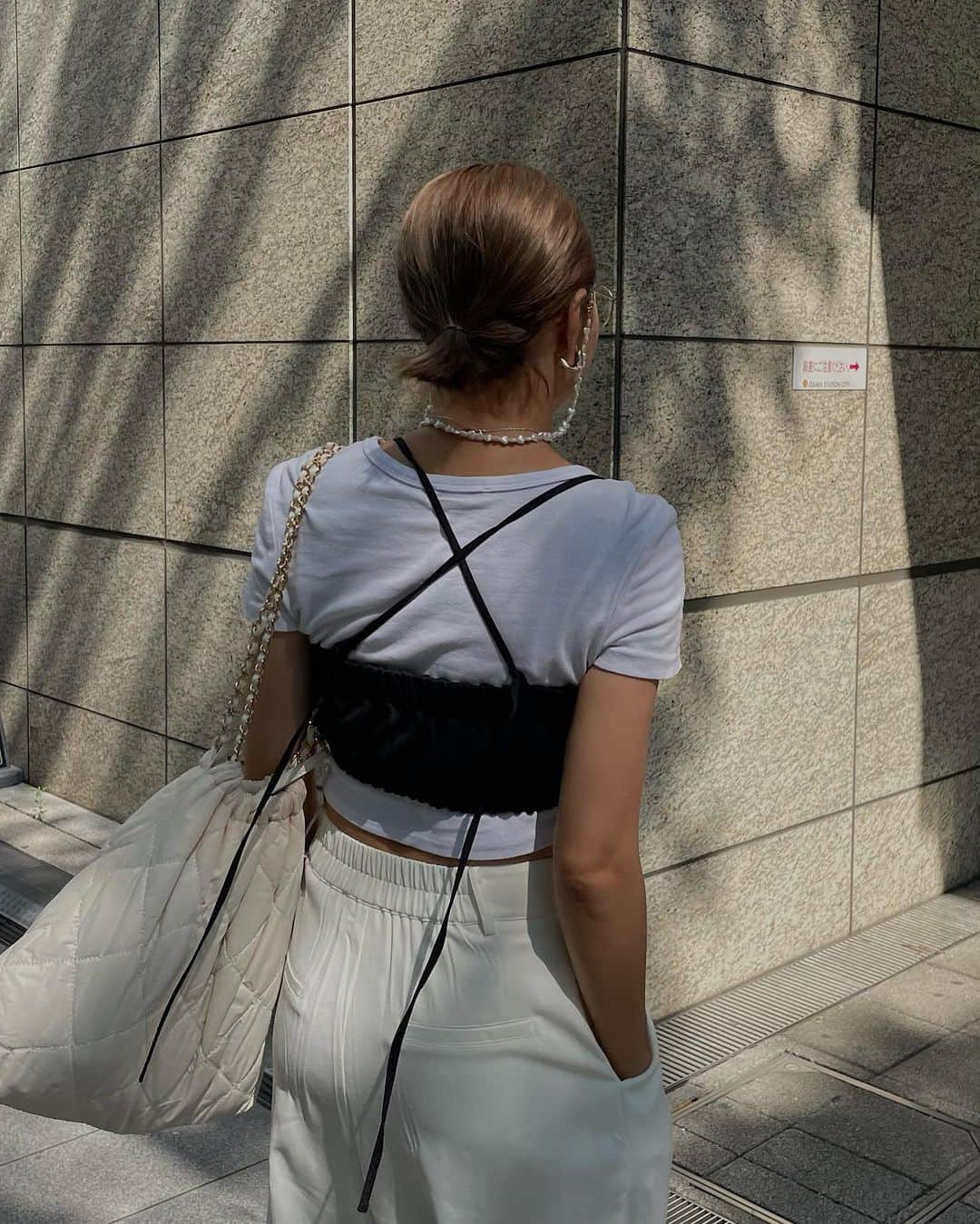 Erikaさんのインスタグラム写真 - (ErikaInstagram)「@yun_wear  コラボのビスチェ  黒にした🖤 #ulu  夏ってシンプルになりがちなので、ビスチェとか、あると コーデ映えするよ。  tops @zara bustier #ulu by @yun_wear  bottom @rectangle_official  bag @sil_si_cien  acc @seadsmara   #コーディネート#ママコーデ#ビスチェコーデ #ビスチェ #ホワイトコーデ #パンツコーデ」8月2日 14時11分 - 911erika