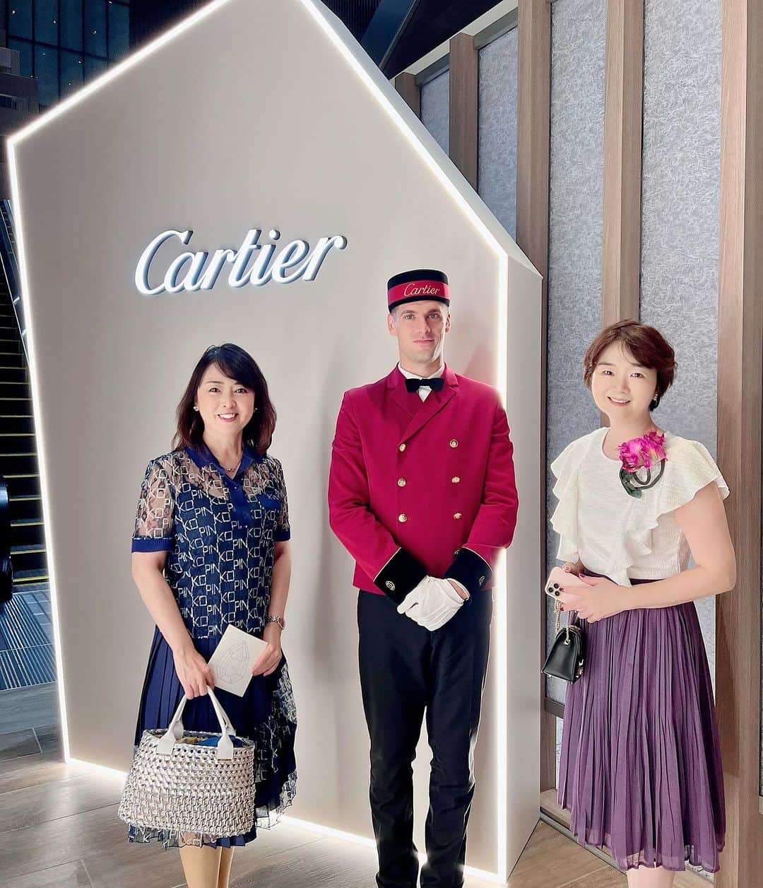 牛窪万里子さんのインスタグラム写真 - (牛窪万里子Instagram)「昨日はイベント尽くしの1日でした。  1日限りのイベント「Cartier Salon」に行ってきました♪  会場はフォーシーズンズホテル東京大手町。  「Cartier Salon」の入り口から世界観が広がっていました。  まるで美術館のような展示一つ一つにうっとり。  美しく輝くジュエリーは見ているだけで、気持ちもキラキラとしてきて、気分が上がります。  この日は同級生で、フラワー講師をしている井上容子さんと。 @yoko_inoue0805   ロビー階のイタリアンレストランでお茶をしている間に3件も新たな仕事の依頼がありました！ およそ2時間ぐらいの間です。  しかも全て新規のお仕事でした♪美しいジュエリー効果でしょうか？  またこのホテルは皇居を見渡せる景色が素晴らしく、パワースポットなのでは？と感じました  足を運ぶ先に幸運が待っていると考えながらこれからも過ごしたいと思います！  #cartier #ジュエリー @cartier #イベント #カルティエ #1日限りのイベント」8月2日 14時11分 - mariko_ushikubo