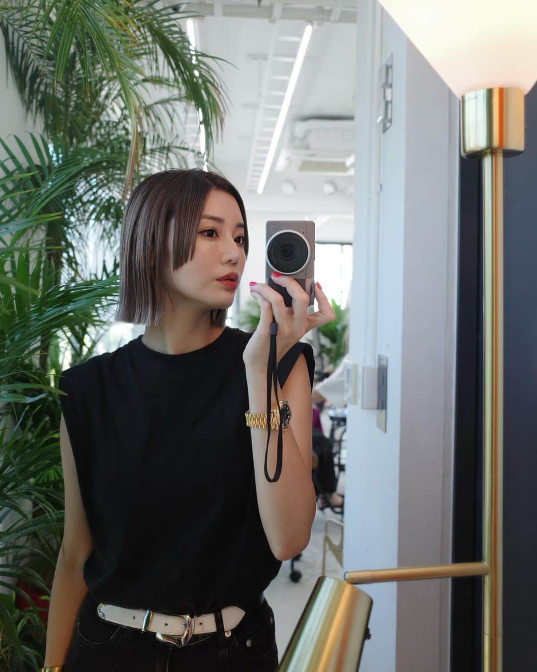 島袋聖南のインスタグラム：「今回も前髪とサイドをぱつんと切りました🧏🏻‍♀️ カラーはグレージュでございます❤︎ @__amy__lowe__  @nosekoji  @_aribaby_lowe」