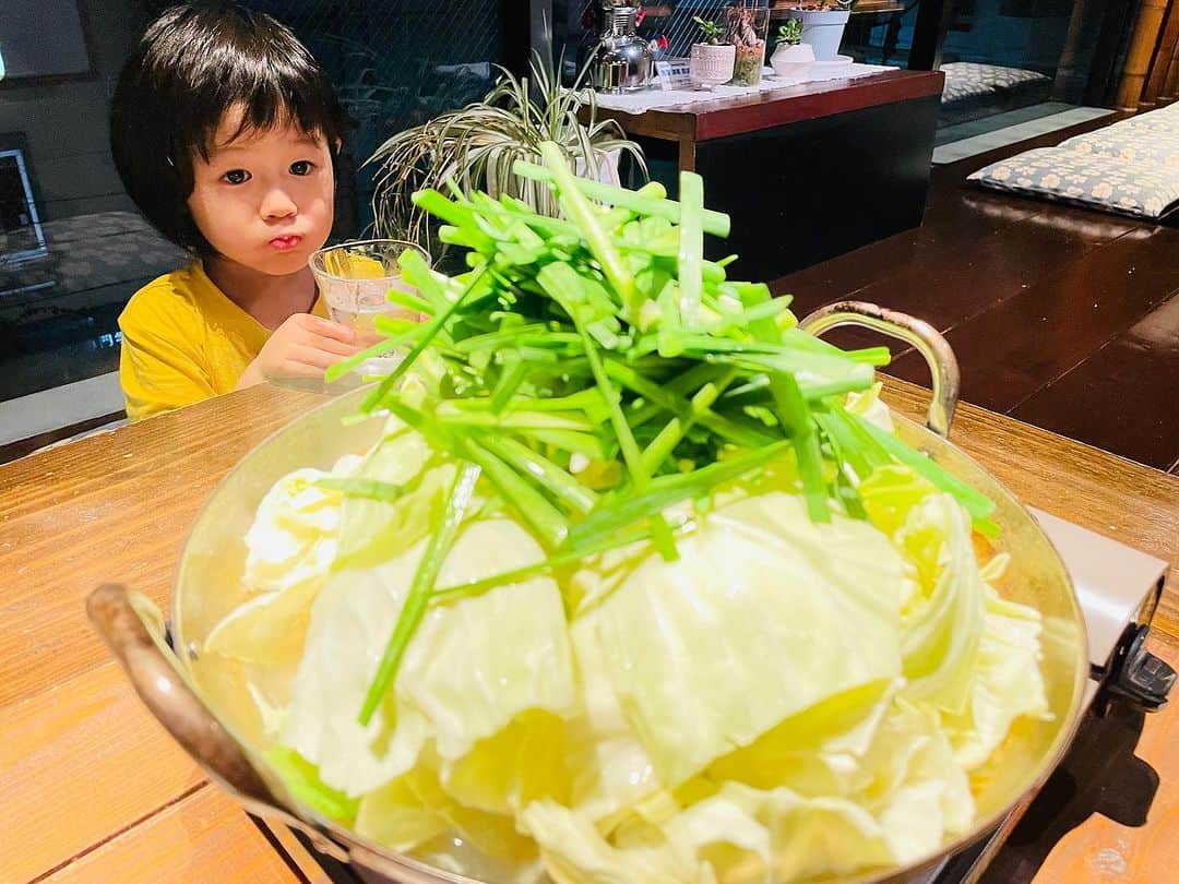 吉田ヒトシさんのインスタグラム写真 - (吉田ヒトシInstagram)「福岡に行く時の楽しみは、もつ鍋です😃  今回は赤坂の「よしむら」というお店に行きました。  野菜盛り盛りの その大きさにびっくりでしたが  こちらのもつ鍋の特徴は もつ鍋なのにテール入りで テール入りなのにさっぱりで  美味しくいだきました。  子供たちは、 先入れちゃんぽんめんで 大満足でした。  #ちゃんぽんめん #テール入りもつ鍋 #もつ鍋 #よしむら #福岡 #大満足 #吉田ヒトシ」8月2日 14時33分 - yoshida__hitoshi