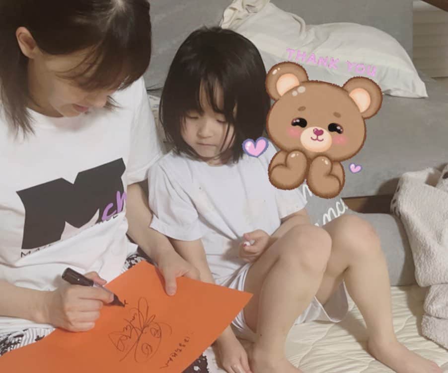 のインスタグラム：「昨日の夜、突然娘に ママ　サインくださいと！ 言ってもらいました🤣🫡‼️  書かせていただきました!笑笑  不思議な感覚。」