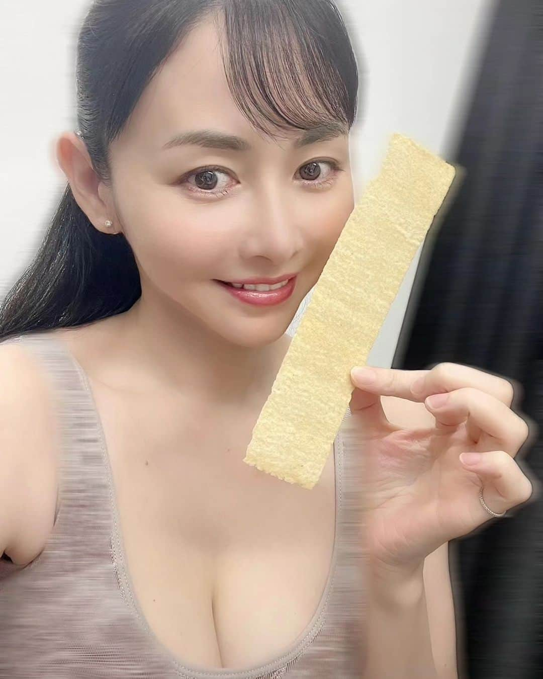 杉原杏璃のインスタグラム：「ポテチって長くなったんだってー  秋にむけて🍁！！  うちの補正下着ブランド【Andijur】の 新作の撮影してます📸  ポテトチップ🥔　最近のは長いんだねw  絶妙な食感で止まらないんだけどw  どこで見つけてくるんだろ...っていう不思議なお菓子が現場にいつもあります🍭  #杉原杏璃 #sugiharaanri #anrisugihara #Japanese#girl #グラビア #グラドル#glamor #gravure #hot #asian #補正下着 #撮影 #Andijur #QVC #ポテトチップス #ポテチ」