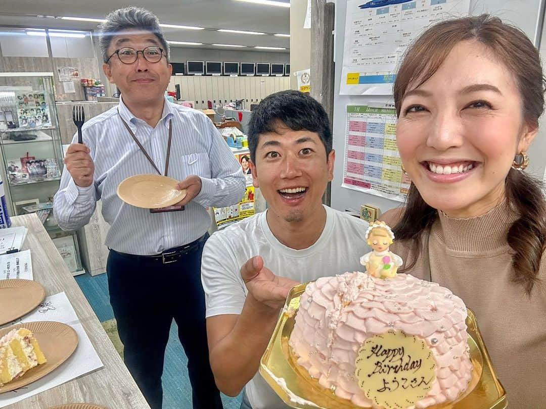 酒主義久のインスタグラム：「7月29日に誕生日を迎えた小澤🎂  「週刊 プライムオンラインＳ」のスタッフさんから頂いたバースデーケーキを、青嶋さんとともにお裾分けしてもらいましたが…ケーキ全体がウェディングドレス！！ナイスセンス！！  美味しかったし、このケーキのおかげで太鼓ステージ「ノーミス」でした🥁  小澤ありがとう&おめでとう！  #フジテレビ #アナウンサー #青嶋達也 #酒主義久 #小澤陽子 #7月29日 #誕生日 #happybirthday」