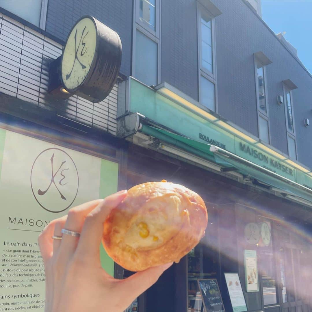 Maison Kayser Japon Officialさんのインスタグラム写真 - (Maison Kayser Japon OfficialInstagram)「. とうもろこしのパンと🌽  旬のとうもろこしを食パン生地に練り込んだパン。とうもろこしの甘さを引き立てるシンプルな組み合わせです。  今日は、酷暑が続いている東京の神楽坂店から(o^^o) お店でアボカドと塩レモンのフーガスも食べてきました🥑！神楽坂店は今月14日、店舗設備入れ替えのためお休みをさせて頂きます。ご近隣の皆様ご了承くださいませ。  ✔︎とうもろこしのパン ✔︎¥280 ✔︎9月10日まで . . #メゾンカイザー #maisonkayser #japon #boulangerie #erickayser #france #bakery #paris #croissant #パリ #ブーランジェリー #ベーカリー #フランス #パンスタグラム #パンのある生活 #バゲット #クロワッサン #パン #baguette #とうもろこし #corn」8月2日 14時39分 - maisonkayser_japon