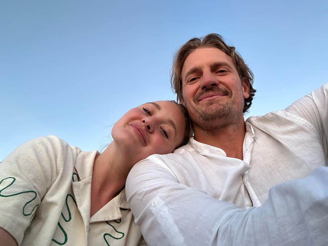 アマンダ・ミシェルカのインスタグラム：「The sweetest evening in Topanga celebrating the biggest moon of the year. Thank you Kai for such an incredible evening. #sturgeonmoon 🌝」
