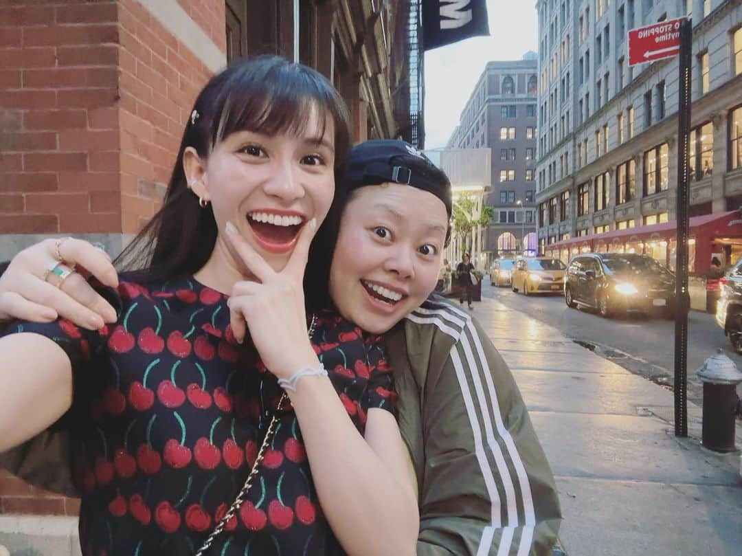 西脇綾香さんのインスタグラム写真 - (西脇綾香Instagram)「🍒 New York🗽直美ちゃんと再会できた〜🍳 ほんっと最高の時間。鬼喋り！爆笑の鬼！w👹 明るい時間に集まったのに気づいたらdinnerで店内も賑わいできて、相手の声が聞こえないからどんどん大声になっていった私たち。それにはどちらもコメントもせず、とはいえ2人とも喉使う仕事だから喉を守るように、気づいたら裏声で喋ってた🤣ww それでも喋り続ける👹wどんな場所にも対応していく適応力、発揮するよね☺️ 何かに生き急いどるんか😂 店出たあと、それ気づいてた？て打ち明けた時、言い合わなかった自分らの喋りたすぎの合致がすごいし裏声だったことがおもろすぎてゲーラゲラ笑って窒息しそうになったよ😂はーあ、直美ちゃんがいるNew Yorkがまた好きになりました❤️  なおみちゃんと同じ時代に生まれて来られて 私ってほんっとラッキーーー🗽✨出会いに感謝🫂 最高の時間をありがとう。  #naomiclub #NAOMI #prfm #あ〰️ちゃん #ny #newyork」8月2日 14時43分 - a_chan.prfm_p000001