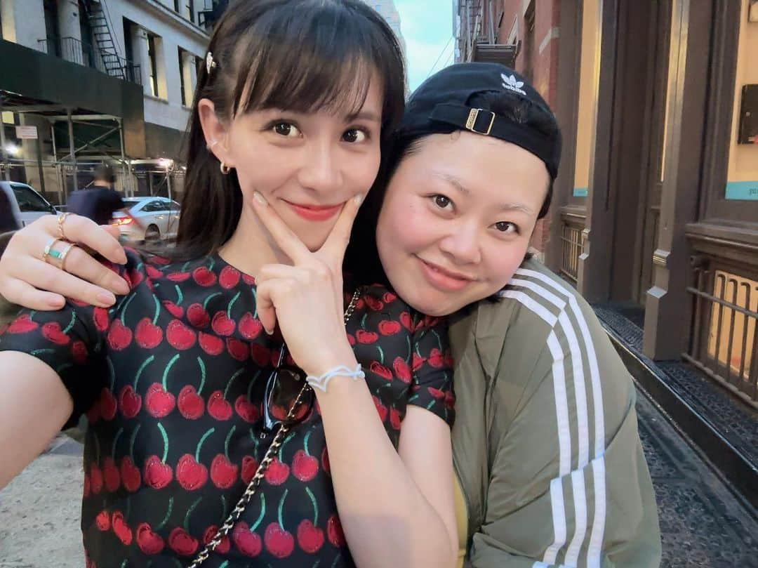 西脇綾香さんのインスタグラム写真 - (西脇綾香Instagram)「🍒 New York🗽直美ちゃんと再会できた〜🍳 ほんっと最高の時間。鬼喋り！爆笑の鬼！w👹 明るい時間に集まったのに気づいたらdinnerで店内も賑わいできて、相手の声が聞こえないからどんどん大声になっていった私たち。それにはどちらもコメントもせず、とはいえ2人とも喉使う仕事だから喉を守るように、気づいたら裏声で喋ってた🤣ww それでも喋り続ける👹wどんな場所にも対応していく適応力、発揮するよね☺️ 何かに生き急いどるんか😂 店出たあと、それ気づいてた？て打ち明けた時、言い合わなかった自分らの喋りたすぎの合致がすごいし裏声だったことがおもろすぎてゲーラゲラ笑って窒息しそうになったよ😂はーあ、直美ちゃんがいるNew Yorkがまた好きになりました❤️  なおみちゃんと同じ時代に生まれて来られて 私ってほんっとラッキーーー🗽✨出会いに感謝🫂 最高の時間をありがとう。  #naomiclub #NAOMI #prfm #あ〰️ちゃん #ny #newyork」8月2日 14時43分 - a_chan.prfm_p000001