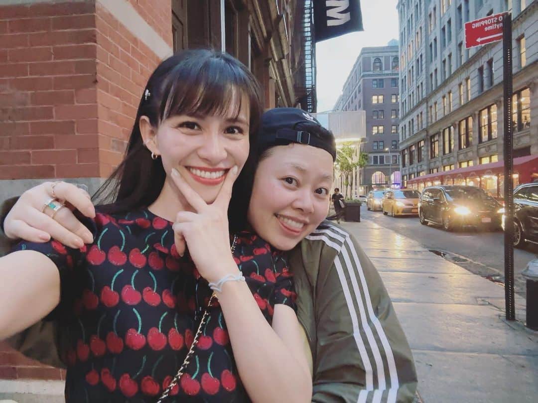 西脇綾香さんのインスタグラム写真 - (西脇綾香Instagram)「🍒 New York🗽直美ちゃんと再会できた〜🍳 ほんっと最高の時間。鬼喋り！爆笑の鬼！w👹 明るい時間に集まったのに気づいたらdinnerで店内も賑わいできて、相手の声が聞こえないからどんどん大声になっていった私たち。それにはどちらもコメントもせず、とはいえ2人とも喉使う仕事だから喉を守るように、気づいたら裏声で喋ってた🤣ww それでも喋り続ける👹wどんな場所にも対応していく適応力、発揮するよね☺️ 何かに生き急いどるんか😂 店出たあと、それ気づいてた？て打ち明けた時、言い合わなかった自分らの喋りたすぎの合致がすごいし裏声だったことがおもろすぎてゲーラゲラ笑って窒息しそうになったよ😂はーあ、直美ちゃんがいるNew Yorkがまた好きになりました❤️  なおみちゃんと同じ時代に生まれて来られて 私ってほんっとラッキーーー🗽✨出会いに感謝🫂 最高の時間をありがとう。  #naomiclub #NAOMI #prfm #あ〰️ちゃん #ny #newyork」8月2日 14時43分 - a_chan.prfm_p000001