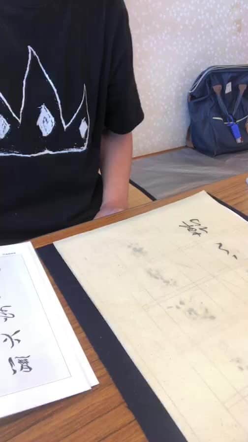 伊藤かずえのインスタグラム：「書道教室 臨書 王羲之書 練習中です。インカメラで撮ったら、裏文字になってしまいました…」