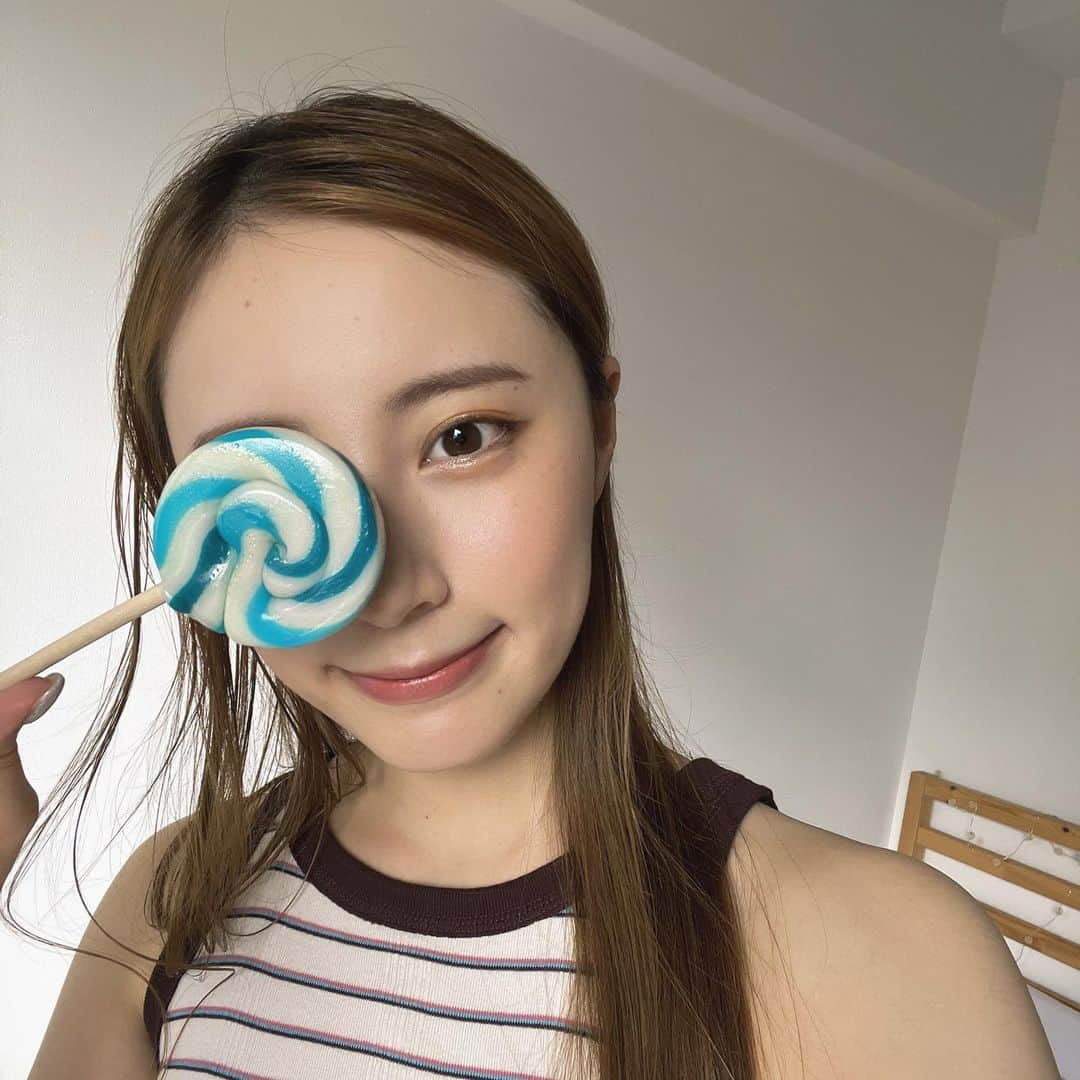 大上陽奈子さんのインスタグラム写真 - (大上陽奈子Instagram)「🍭🍭🍭  ちなみにこのマンガみたいなペロペロキャンディは中3の時の担任の先生に去年もらった！のをずっと飾ってたけど急にめっちゃ美味しそうに思えてきて遂に食べた！友だちの家で集まってて、先生なにしてるやろ！って電話したら来てくれた！先生の前では一生子ども！子どもがいいー！」8月2日 14時54分 - passcode_hina