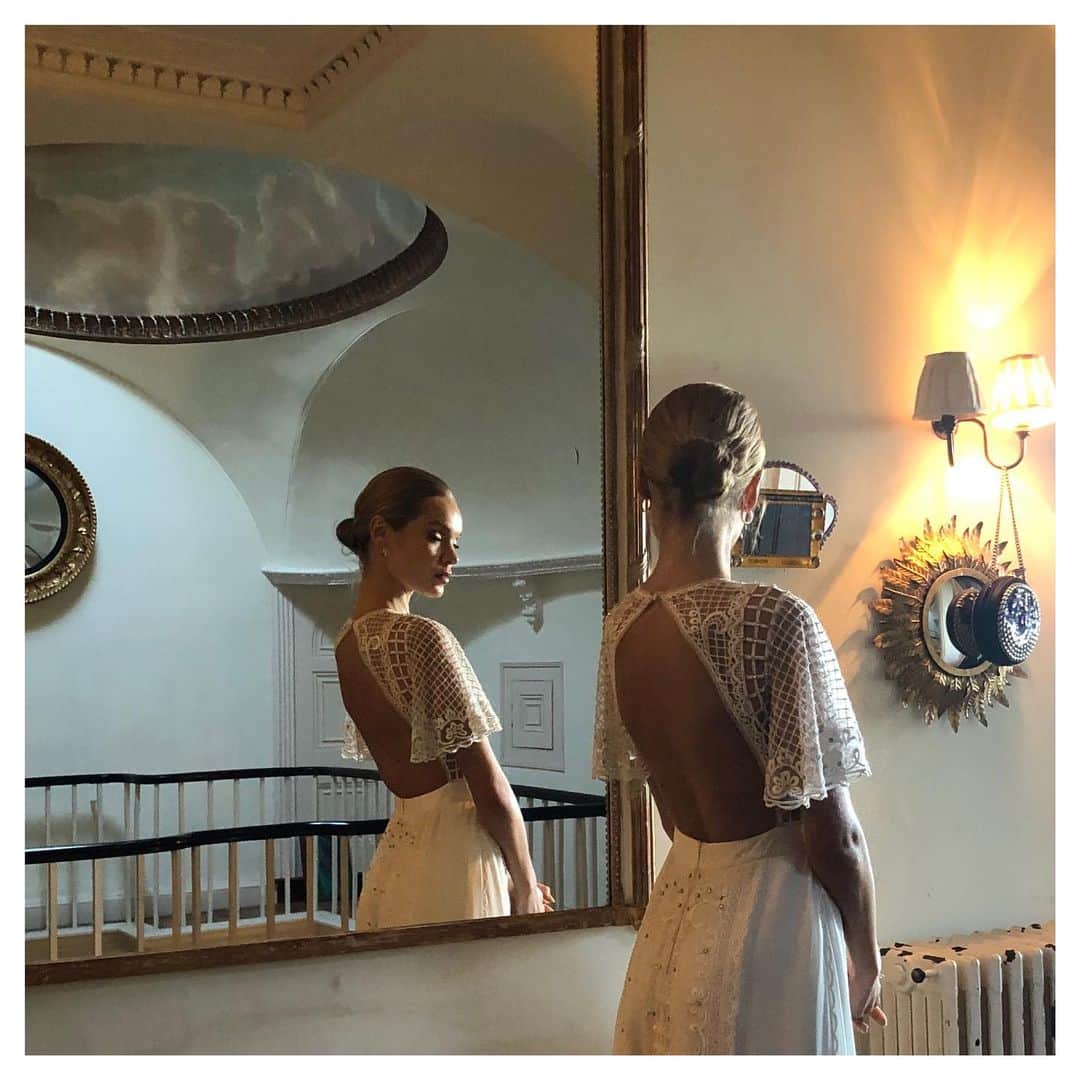 NOVARESE Dress Officialのインスタグラム：「⁡ TemperleyがノバレーゼのためにデザインするコレクションからのFrances 大きく開いた背中に美しいスリーブのデザインが印象的です ⁡ お問い合わせ、試着予約はお近くのノバレーゼまで ⁡ Dress: Frances (Temperley for Novarese) @temperleybridal @alicetemperley @novaresewedding  ⁡ #ノバレーゼウエディング #ノバレーゼ #ノバレーゼドレス #プレ花嫁 #東京花嫁 #関西花嫁 #名古屋花嫁 #広島花嫁 #福岡花嫁 #ウエディングドレス #ノバレーゼ花嫁 #novaresewedding #novarese #novareseexclusive #temperleylondon」