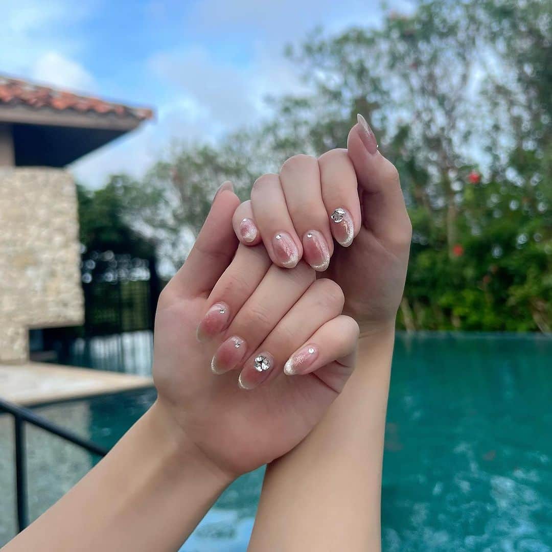 高澤凪のインスタグラム：「new nail💅 今回も可愛すぎる🌻  @lapis_rumi さんいつもありがとうございます🩷」