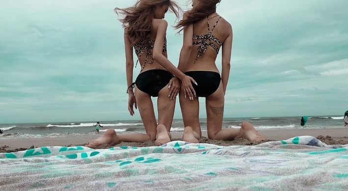 内山珠希さんのインスタグラム写真 - (内山珠希Instagram)「👯‍♀️🖤 #bff #twins #ootd #beach #l4likes  #fyp #fffff #lifestyle #loveislove」8月2日 15時03分 - ttn__738