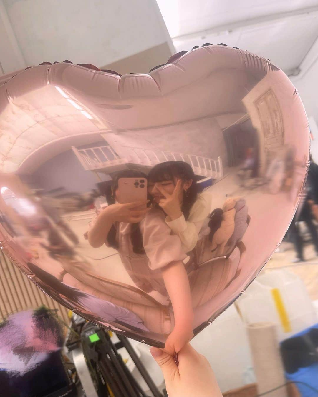 櫻井ももさんのインスタグラム写真 - (櫻井ももInstagram)「🎈🐈🎈🐈🎈  ‪❤︎︎  ‪❤︎︎  ‪❤︎︎  ばえてる？？？😂💖 『想わせぶりっこ』のオフショットだよ♡♡うしろのにゃんこたちがかわいいฅ•ω•ฅ   #ノイミー #きゅんかわ」8月2日 15時08分 - sakurai_momo_