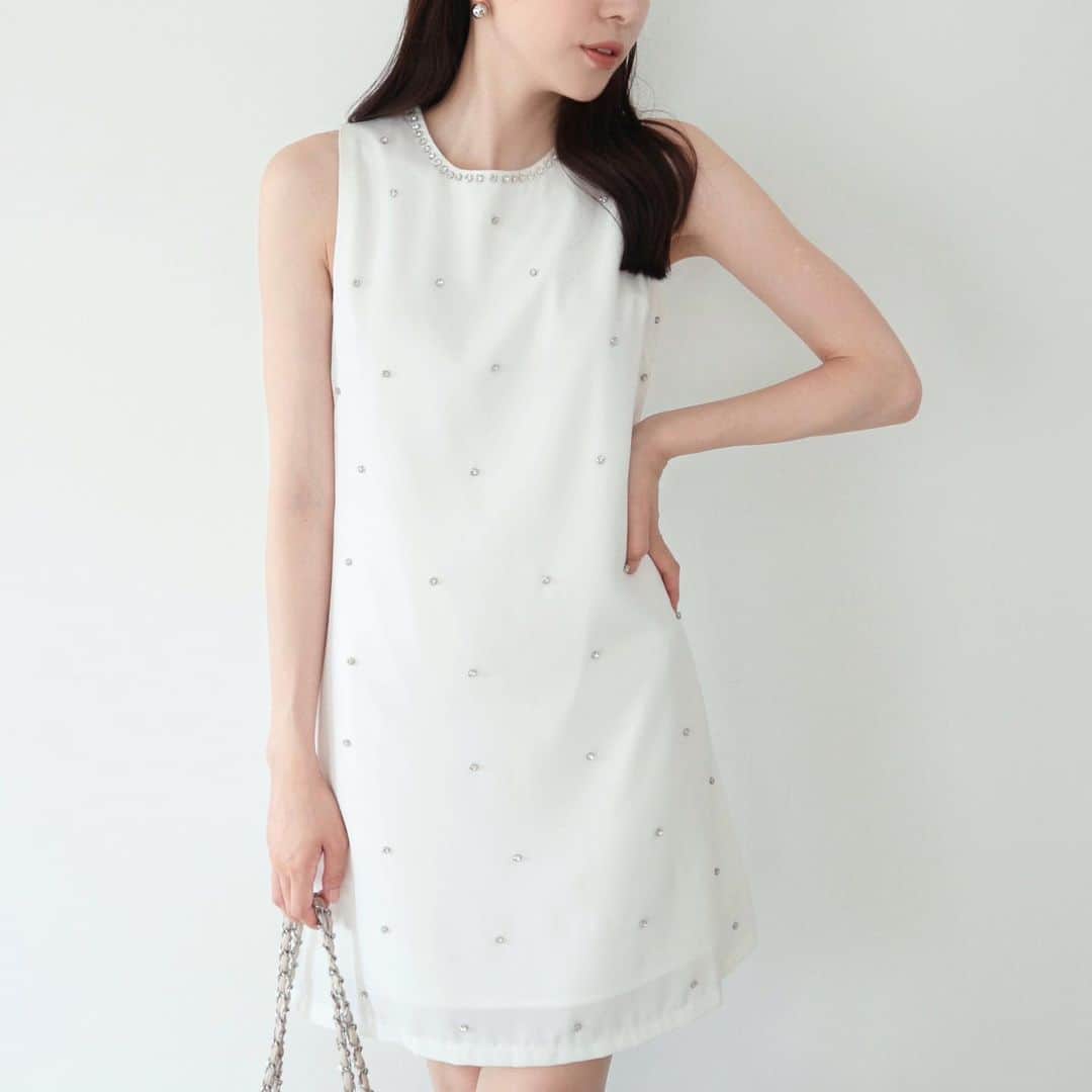 デュラスアンビエントのインスタグラム：「#ビジューノースリーブミニドレス <White, Black> 【8/2(WED)20:00-】  煌めきを纏ったシンプルなミニドレス。  小粒のビジューを全面にあしらい、動くたびにキラリと光るデザインに心が躍ります。  ビジューは打ち込み仕様で取れにくく、裏地付きなので金具は肌に当たることなく、快適にご着用いただけます。  一枚ではもちろん、秋先のアウターとも相性のいい、マットなモノトーンの2色でご用意。  ＿＿＿＿＿＿＿＿＿＿＿ ✔︎ @ambient_styling #AMBIENT #ambient_official #ambientstyle #アンビエント #ドレス #お呼ばれドレス #デート服」