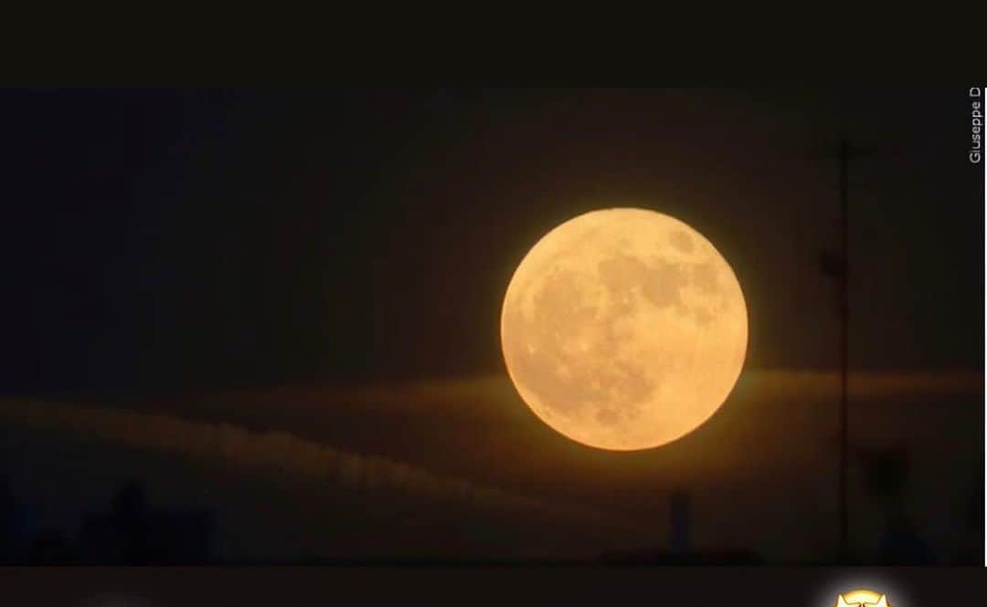 デイビーボーイ・スミス・ジュニアのインスタグラム：「Tonight’s Super Moon falling on the eve of my birthday, *funny wnough* is Epic and Extraordinary!  🌝👽🌚🌙🔮🧙‍♂️🔥🧙‍♀️🦁  I am a firey LEO Lion ♌️🦁☀️ And 3 happened to be the lucky number.  1985  Add 1+9+8+5 = 23  Add 2+3 = 5  Year is 2023 now.  Add 2+0+2+3 = 7 Add two numbers together 5+7= 12  Reduce to a single digit  1+2 = 3. 😳👽🔮 I do everything in 3’s like Nikola Tesla. Or multiples of 3’s. I went and did some spiritual training tonight, and came across this and moldavite. 💎👽💎 RH Negative blood 🩸👽👍 #rhnegativeblood  Abracadabra.」