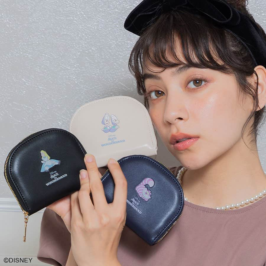 Accommodeさんのインスタグラム写真 - (AccommodeInstagram)「【アリスシリーズ】🫖✨  昨日 ACCOMMODE Disney Collection に登場した #不思議の国のアリス シリーズ♠️  - クラシックミニショルダー (black / light grey)  - ハーフムーンフラグメントケース (black / ivory / navy)  - チャームリップケース (black / lavender / mint green)  - ドールマウスメタルイヤリング/ピアス (gold)  詳しくは商品タグもしくは プロフィールリンクよりcheck✔︎ @accommode   #accommode #アコモデ #アコモデディズニー #ディズニーコレクション #ディズニーアイテム #ディズニーグッズ  #ディズニーコーデ #ふしぎの国のアリス #アリスインワンダーランド  #アリスコレクション #アリスグッズ  #アリスコーデ  #ヤングオイスター #チシャ猫  #眠りネズミ #眠りネズミのティーポット」8月2日 17時30分 - accommode