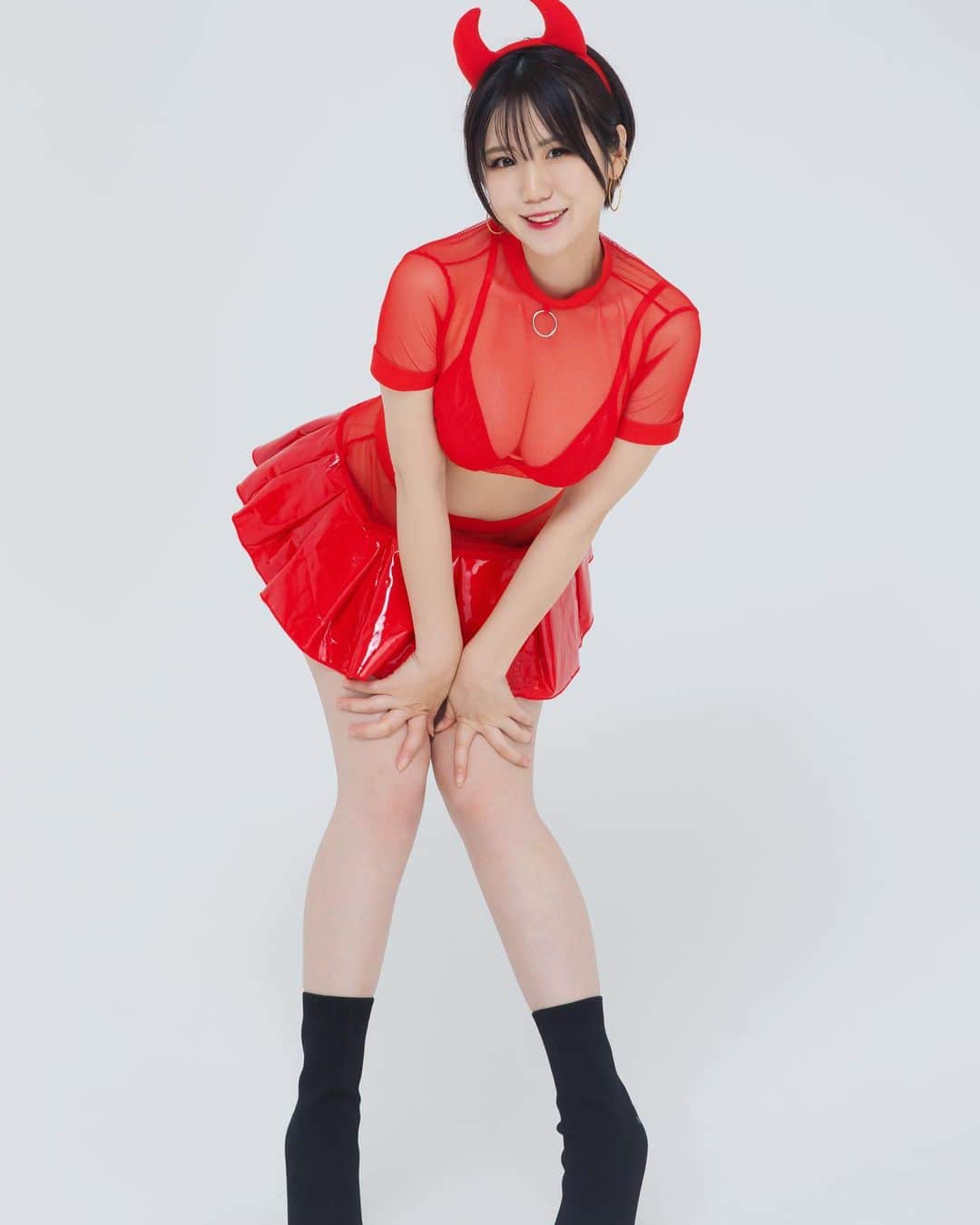 森本レオ子のインスタグラム：「ヴィレヴァンコラボのアクスタで使った画像。 ・ 水着の方が売れると思いきや、圧倒的に赤い方でした😈今後の宣材にしよっかな。  #ヴィレッジヴァンガード #villagevanguard #アクリルスタンド #お買い上げありがとうございました」