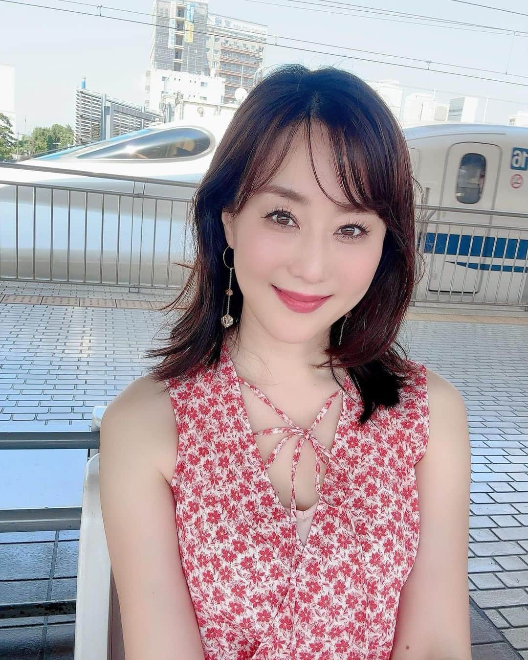 村上麻衣のインスタグラム：「こんにちは。 関東は快晴で今日も暑いですね☀️  ストーリーズに書きました明日からの沖縄旅行は、台風のためすべてキャンセルいれました⤵️  エアーもホテルもレンタカーもご飯も、いっぱい考えて完璧に手配してたんだけどな〜😭 もう晴れ女の看板下ろします。←  とはいえ飛行機はまだ運休予定ではないので、意外に明日すんなり飛んで、晴れたりして‥🫠  沖縄の皆さま、ご気をつけてくださいね。  #どこ行こうかな」