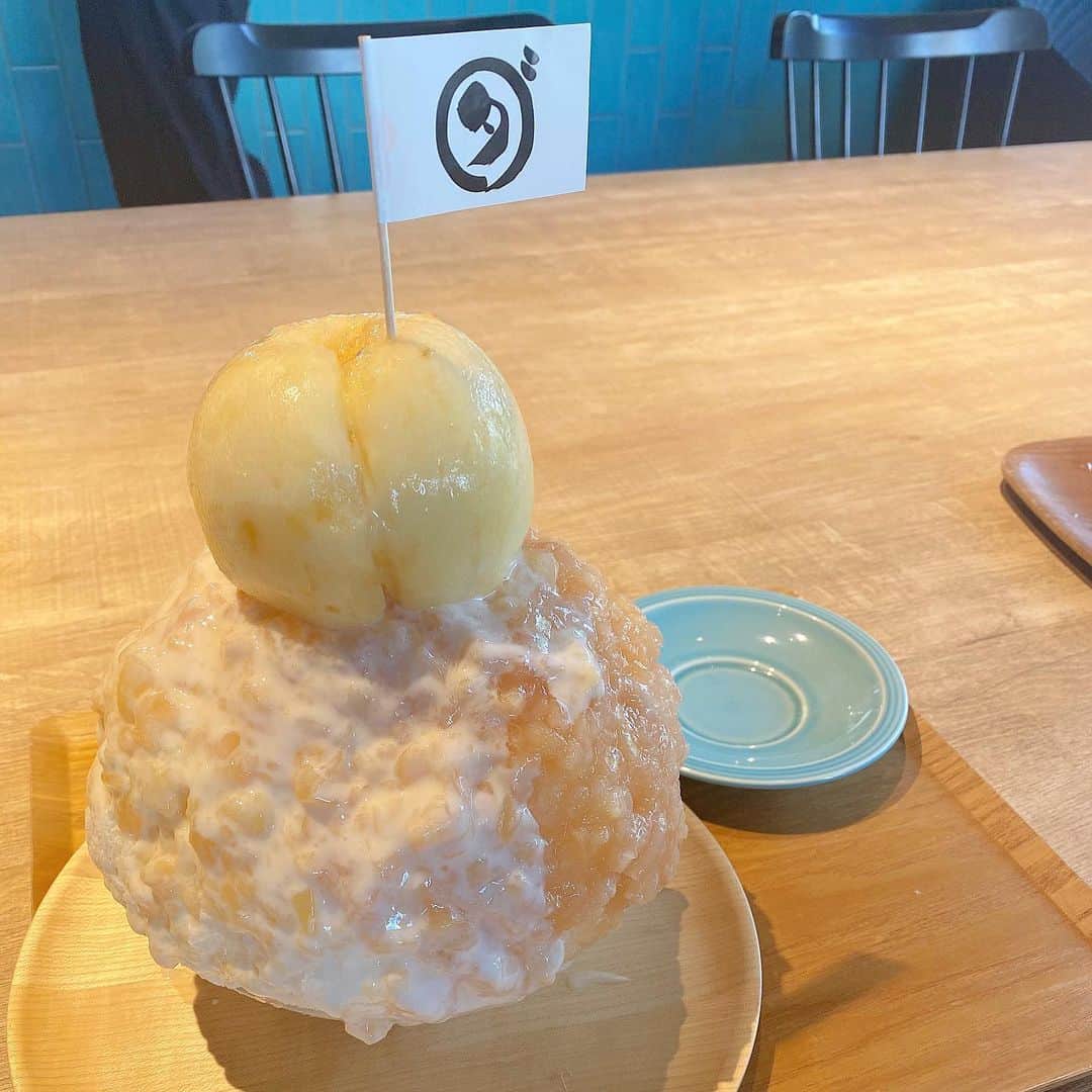 野田真実のインスタグラム：「． ． ． みくちゃん(@mikudapoooo )と ダカフェで桃のかき氷食べたよ🍑 毎年食べたいな〜って思いつつ 今年初めて食べました！！ もうももももももって感じで美味しかったです🤍 ． ． みくちゃんとはほんとにこれ食べただけで解散したので、またすぐご飯いこうね〜 ． ．  #かき氷 #もも #桃のかき氷 #ダカフェ #ダカフェ恵比寿」