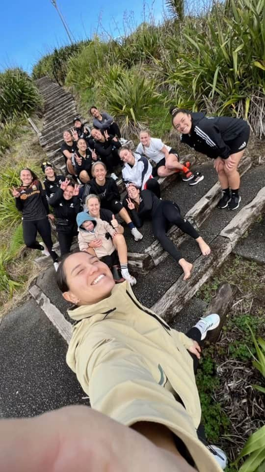 ポーシャ・ウッドマンのインスタグラム：「“We found a way”   It was a bit of an adventure today with a run/bike then to finish with stairs. But there’s nothing else I’d rather do than die alongside my team 🤩   🎥: @terinatetamaki」