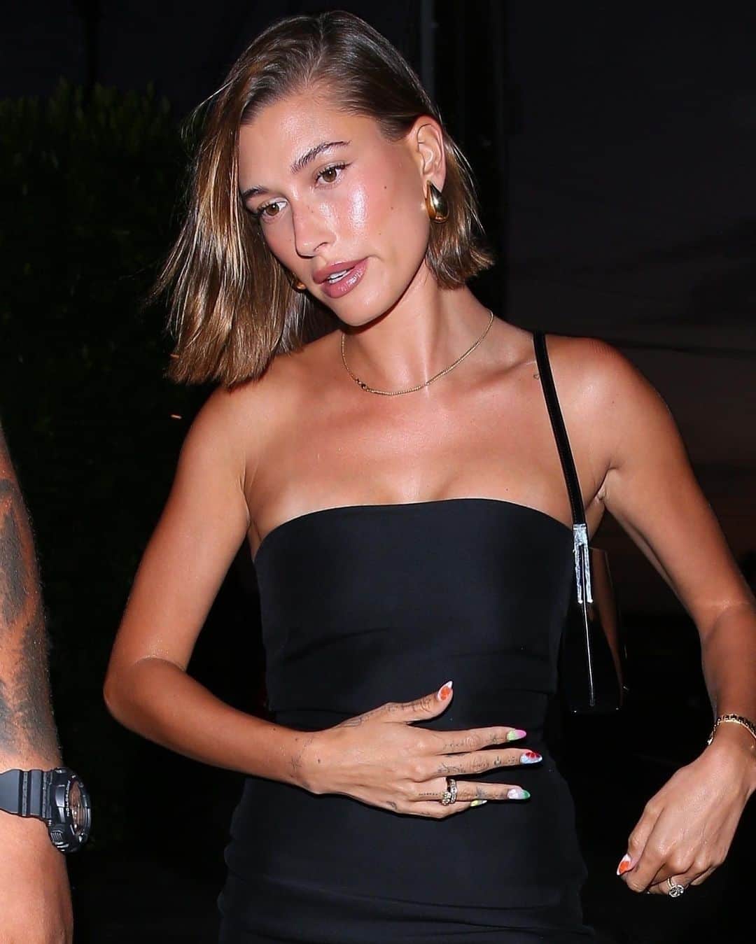 Just Jaredさんのインスタグラム写真 - (Just JaredInstagram)「Hailey Bieber looks chic in strapless black dress while stepping out for dinner in Santa Monica. #HaileyBieber Photos: Backgrid」8月2日 15時28分 - justjared