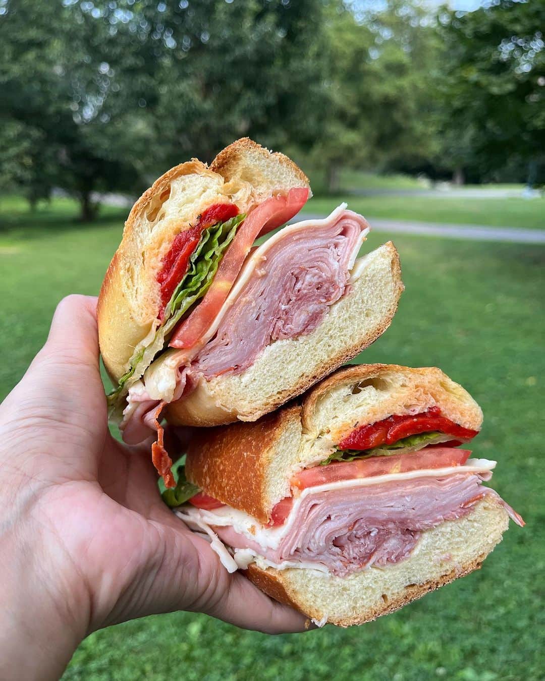 もみじ真魚さんのインスタグラム写真 - (もみじ真魚Instagram)「『#DAY1572/「To Milano to eat dream」』  もみじ真魚/MaoMomiji 2023年8月2日 02:25  'I've always wanted a ham of ham sandwich!'  I've had my eye on this Milano sandwich ever since I saw the image on Instagram one day. I had it bookmarked for a long time, and finally the time came to try it! I gobbled up the generous amount of ham that was piled up in front of me. What a sense of satisfaction and accomplishment. It was the day I fulfilled my dream of eating something I've always wanted to eat.  「ずっと憧れてたハムオブハムサンド！」  ある日、インスタグラムで画像が流れてきて以来、ずっと気になっていたミラノサンド。ずっとブックマークにしていて、遂に食べる時が来ました！目の前でこれでもかと重ねられたたっぷりハムをガブリ。なんという満足感と達成感。食べたかったものを食べる、そんな一つの夢を叶えた日でした。  #日刊ごはんが好き #foodie #foodieart #dailyilovefood  #毎日更新 #foodillustration #fooddrawing #もみじ真魚 #maomomiji #飯テロ #美食 #milanomarket #sandwich #ham」8月2日 15時32分 - maomomiji