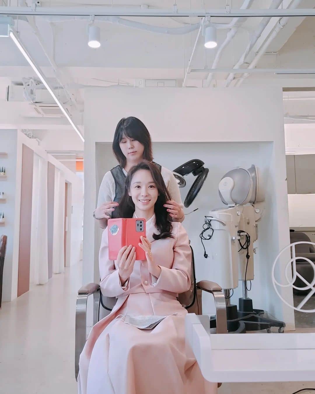 ハン・スヨンのインスタグラム：「오랜 인연 다이아손 🙌💎 #황은경 부원장님 💇‍♀️🩷 처녀때부터 뵙고 어느덧 애둘맘 🤣🤣   봄.여름 즐겨 드는 너무 예쁜 #라탄백 👜👒 한땀한땀 소듕해 🤍   @hair_hheunkyung @joy.187  @_mini_ho_  #한수연」