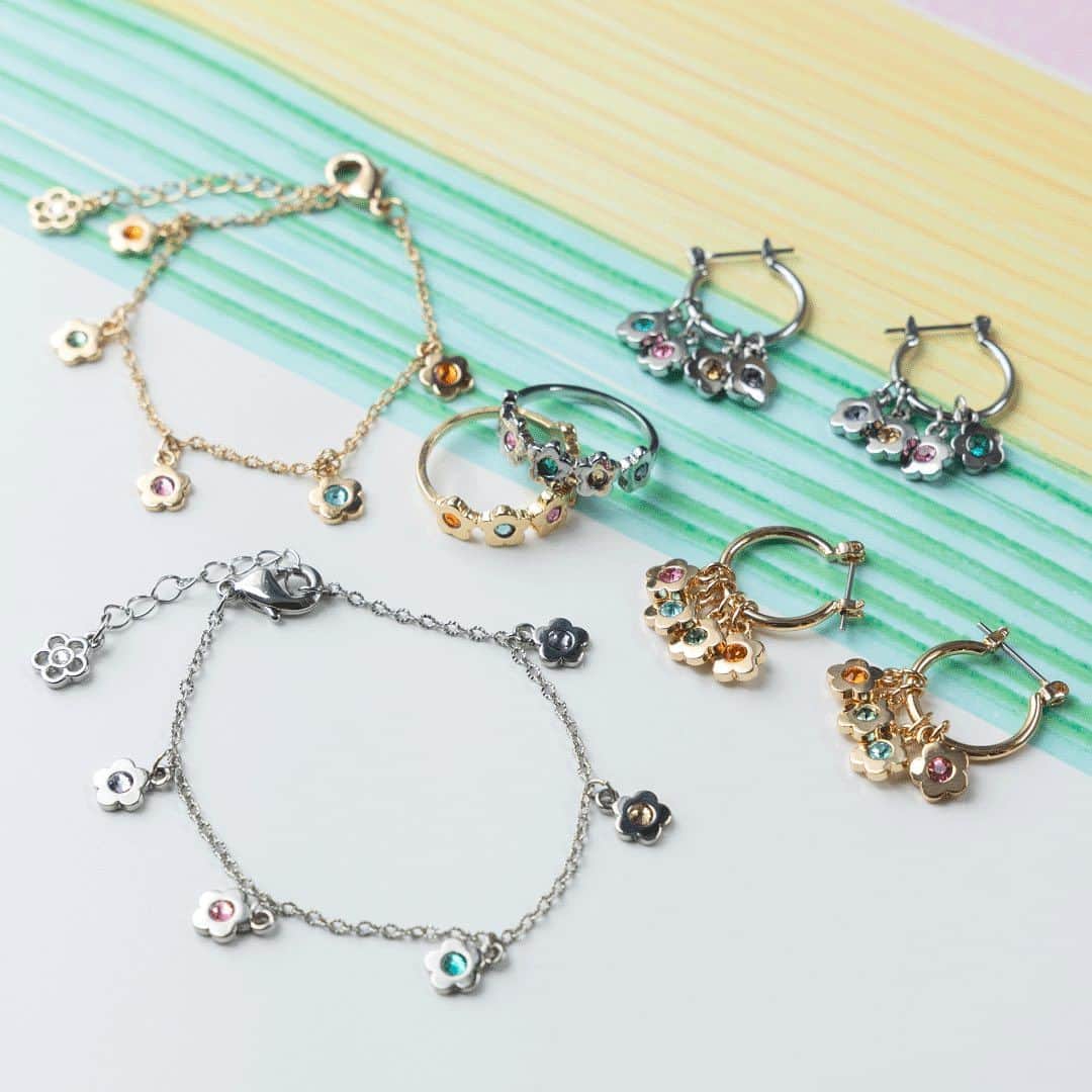 MARY QUANT officialのインスタグラム：「- #カラフルビジューピアス #カラフルビジューリング #カラフルビジューブレスレット - #MARYQUANT #2023AUTUMN #NEWITEMS #FASHION - #マリークヮント #ピアス #リング #ブレスレット #アクセサリー」