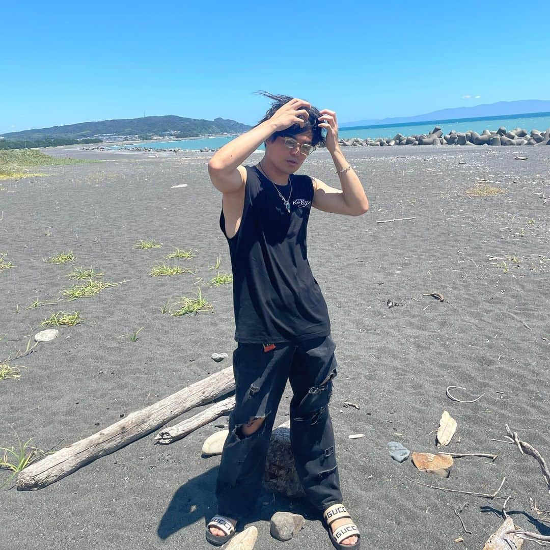 けんすけさんのインスタグラム写真 - (けんすけInstagram)「海とか山いくと久石譲のsummer合うなーってなるよね？ね？  今年の夏はなにする？  #日焼け不可避 #満点青空 #夏といえば海 #投稿してなさすぎ #シンプルに写真とらなすぎ #今年の夏はどうする？ #kenyoupublic #タンクトップ始めました」8月2日 15時51分 - kensukedesuyo