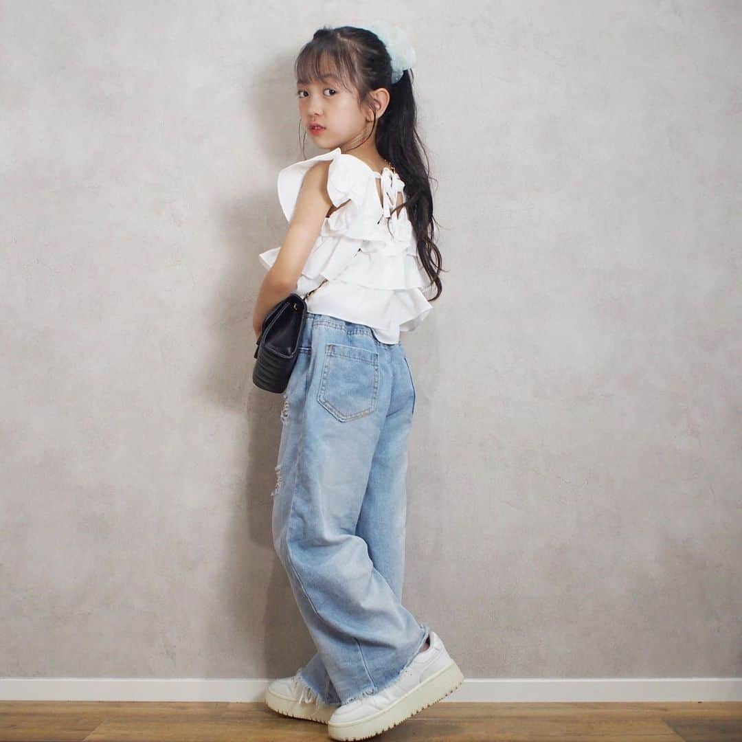 韓国子供服♡smilekids(すまいるきっず) さんのインスタグラム写真 - (韓国子供服♡smilekids(すまいるきっず) Instagram)「. . ☻ご覧頂き有難うございます☻ . . . ♡2023年　春夏新作♡ . . フリルTOPS🩵  カラー違いブラックも販売しています! . 7.500円以上お買い上げ頂いた方は 送料無料となります。 尚、購入後は、同梱などは 受付ておりませんのでご了承下さい。 . . . ♡着画model smilekids モニターmodel ひすいchan @aaaiiirrr55  size 120 . . . 🆕新作、続々入荷中♪ webで販売しています♡ . . . ————————————————— . . web shop http://smilekids888.com/で販売しています← —————————————————— ★ゆうちょ振込での購入も可能です★ web shopより、在庫を確認後  商品名、サイズ、カラーをDMにて 連絡頂けると幸いです☺︎ 確認後のお返事になりますので お時間を頂く場合があります。 在庫が少ない場合や再入荷の人気商品は 取り置きが難しい事があります。 ご了承ください🥺 . . —————————————————— ご購入してくださった方へ✉️ @smilekids888 をタグ付けして投稿して頂いた方を ストーリーにて紹介させて頂きます😍  さらに‥抽選で‥ 毎月、５名様にお買い物で使えるクーポンを プレゼント🎁致します☺️ . 1等‥1.000円OFFクーポン(2名様) 2等‥500円OFFクーポン(3名様) . 沢山のタグ付けをお待ちしています😍  ____________________________________ . . . . . . . ☻webshopには.Instagramプロフより リンクでとべます✈︎✈︎✈︎ http://smilekids888.com/ .  #熊本#山鹿#秋服#今日の服#2021AW #子供服#秋ファッション #秋服コーデ#秋コーデ #リブトップス#背中開きトップス #キッズファッション#キッズファッション女の子  #大人顔負け#大人可愛いコーデ #smilekids #スマイルキッズ #smilekids888 #サイドライン#セットアップ #ジャージ  #キッズコーデ　 #おしゃれさんと繋がりたい」8月2日 15時54分 - smilekids888