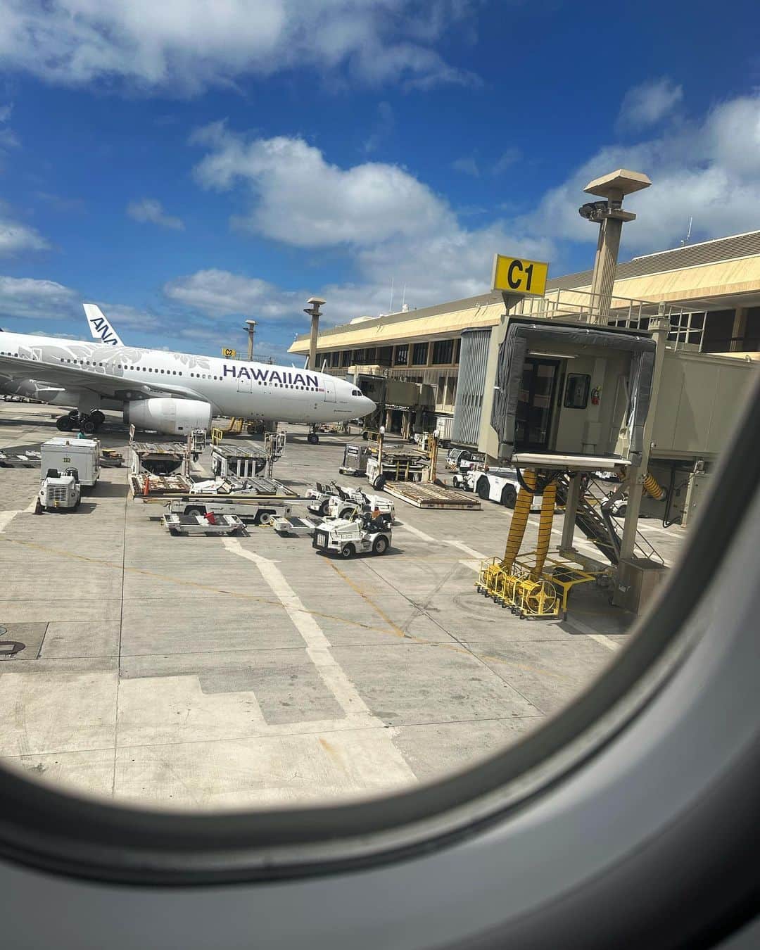 潮みかさんのインスタグラム写真 - (潮みかInstagram)「「好きな場所どこですか？」  空港です！ 飛行機です！  空港が1番いい！  #好きな場所 #空港 #飛行機 #快適 #ワクワクする」8月2日 15時54分 - ushiomika