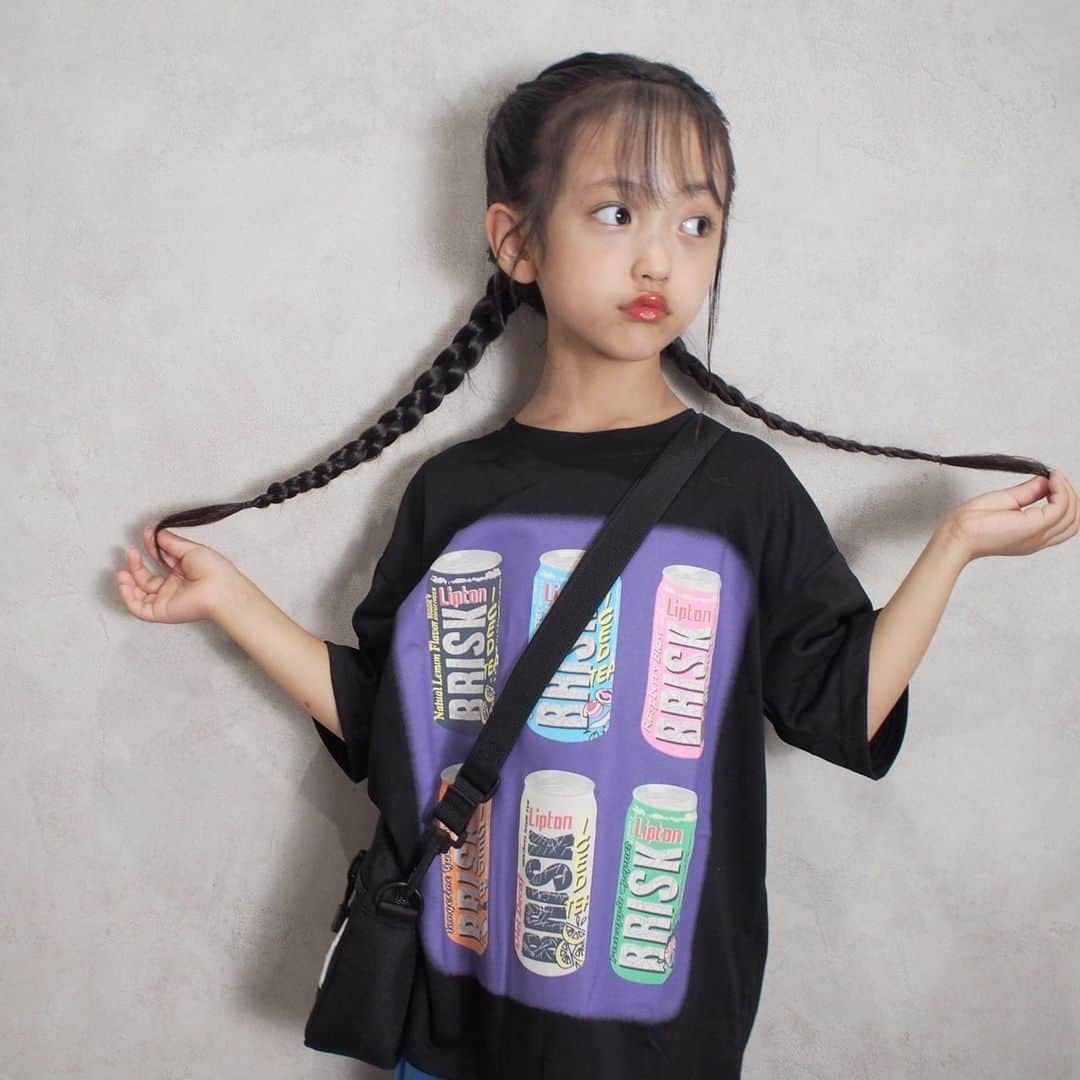 韓国子供服♡smilekids(すまいるきっず) のインスタグラム：「. . ☻ご覧頂き有難うございます☻ . . . ♡2023年　春夏新作♡ . アメリカンなジュースプリントが 可愛いTOPS販売中です!🩵  ♡ユニセックスで着用可能♡ . 7.500円以上お買い上げ頂いた方は 送料無料となります。 尚、購入後は、同梱などは 受付ておりませんのでご了承下さい。 . . . ♡着画model smilekids モニターmodel ひすいchan @aaaiiirrr55  size 120 . . . 🆕新作、続々入荷中♪ webで販売しています♡ . . . ————————————————— . . web shop http://smilekids888.com/で販売しています← —————————————————— ★ゆうちょ振込での購入も可能です★ web shopより、在庫を確認後  商品名、サイズ、カラーをDMにて 連絡頂けると幸いです☺︎ 確認後のお返事になりますので お時間を頂く場合があります。 在庫が少ない場合や再入荷の人気商品は 取り置きが難しい事があります。 ご了承ください🥺 . . —————————————————— ご購入してくださった方へ✉️ @smilekids888 をタグ付けして投稿して頂いた方を ストーリーにて紹介させて頂きます😍  さらに‥抽選で‥ 毎月、５名様にお買い物で使えるクーポンを プレゼント🎁致します☺️ . 1等‥1.000円OFFクーポン(2名様) 2等‥500円OFFクーポン(3名様) . 沢山のタグ付けをお待ちしています😍  ____________________________________ . . . . . . . ☻webshopには.Instagramプロフより リンクでとべます✈︎✈︎✈︎ http://smilekids888.com/ .  #熊本#山鹿#秋服#今日の服#2021AW #子供服#秋ファッション #秋服コーデ#秋コーデ #リブトップス#背中開きトップス #キッズファッション#キッズファッション女の子  #大人顔負け#大人可愛いコーデ #smilekids #スマイルキッズ #smilekids888 #サイドライン#セットアップ #ジャージ  #キッズコーデ　 #おしゃれさんと繋がりたい」