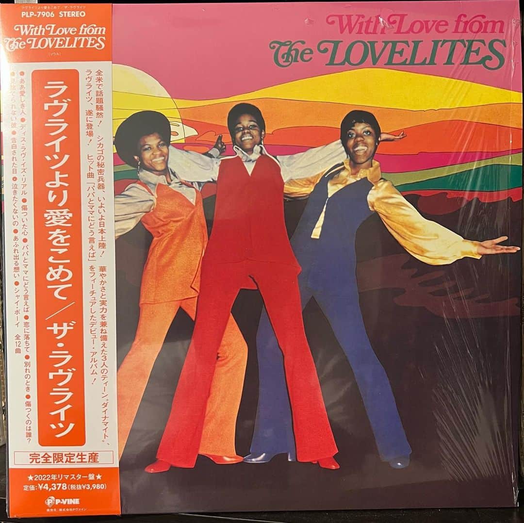 SWING-O a.k.a. 45さんのインスタグラム写真 - (SWING-O a.k.a. 45Instagram)「最近一番ムラムラ来ちゃったレコード入手を紹介  70年前後のChicago~Nothern Soul好きからすると、ここら辺のメロウな女性ボーカルグループアルバムは大好物。流石に #TheLovelites (1970)は爆高なので今年のアナログ再発でやっと入手。  そしてこの #TheFuzz (1971)は日本盤があったんだね？先日発見して(それも2千円ぐらいで！)即購入＆即鬼リピしちゃってます。このグループが素敵なのはメンバーの #SheilaYoung が楽曲も作っているってこと。シングルはそこそこヒットしたみたいだけどアルバムはこの一枚のみでキャリア終了。  その後、ソロキャリアとか作家キャリアとかも見当たらず、この才女はどうしちゃったんだろう？？ 、、、と夢想しながら聴く"I'm So Glad""I Love You For All Seasons(邦題「愛の四季」)、そしてMiraclesのカバー"Ooh Baby Baby"のアレンジの素晴らしさたるや、、、  いやぁ、、、#TheLovelites 含めて、一枚で終わっちゃったのが残念でならないグループですね。2枚とも、大事に鬼リピさせていただきますw  この2枚とも内容最高だけど、ジャケの可愛らしさは #TheLovelites に軍配かな？笑  #soul大学 #chicagosoul #nothernsoul」8月2日 16時00分 - swingo45