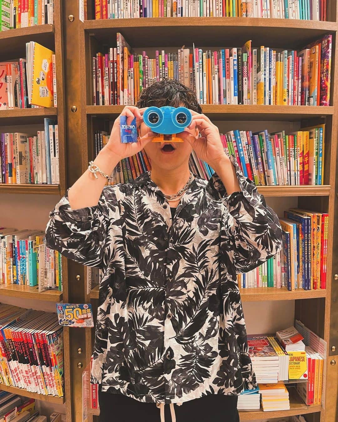 TAK-Zのインスタグラム：「双眼鏡のおもちゃレニーの本物の双眼鏡のおもちゃもらった！ 嬉しいぃぃぃぃぃぃぃぃぃ 涙 👀🩵 @i_chanu_m_acuod  #toystory #lenny #トイストーリー #レニー」