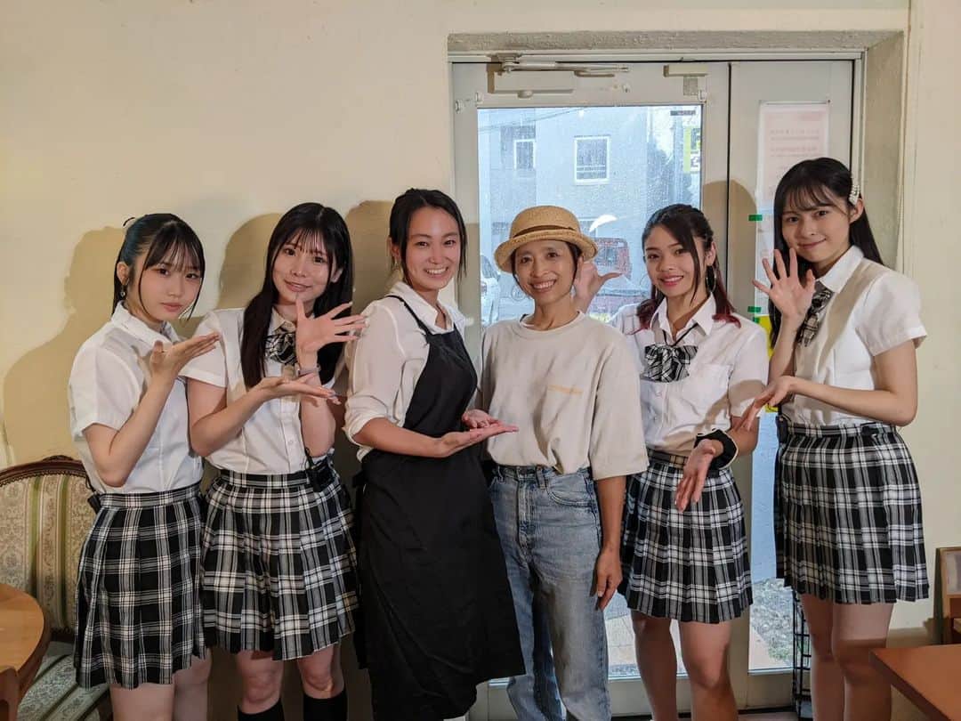 平岡亜紀のインスタグラム：「昨日は、TikTokショートムービーの撮影でした✨ TikTok アカウント『青春パズル（アオパズ）』の一本を監督・脚本させて頂きました！ 初めての縦長撮影♡ 可愛いキャスト陣と、acona coffee のラテアーティスト茅島さんをお呼びして、とっても素敵な映像を撮ることができました！☕ まだ内容は秘密ですが、近日公開予定です！ 続報お待ち下さい！ 皆様、お疲れ様でした✨  #青春パズル #TikTok #村山千夏 #二葉心音 #須賀苺香 #星奈真帆 #aconacoffee #cafefuze #高岡尚司 #高岡幸司 #トップヒル #平岡亜紀 #ショートムービー」