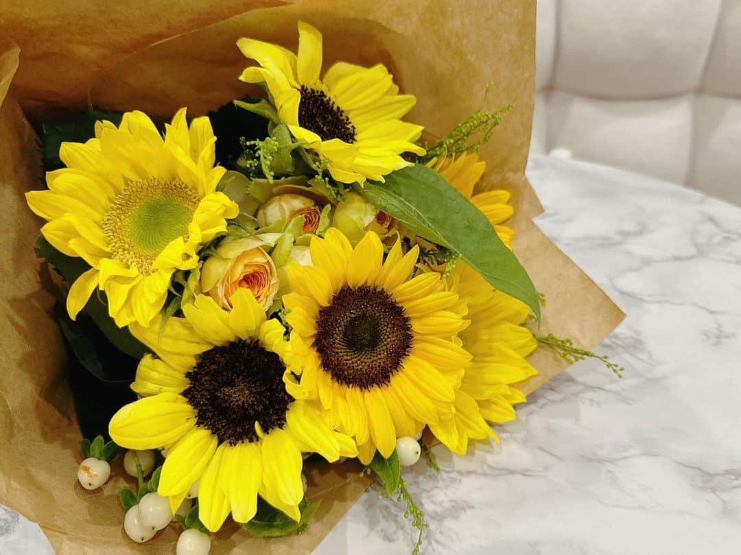 藤後 沙織 とうごさおりのインスタグラム：「Hello, August🌻  あっというまに8月🐝 今年もあと5ヶ月だと思うとふるえる🫨 大事にすごそ♡  #august #helloaugust #8月 #ひまわり#🌻#sunflower #sunflowers」