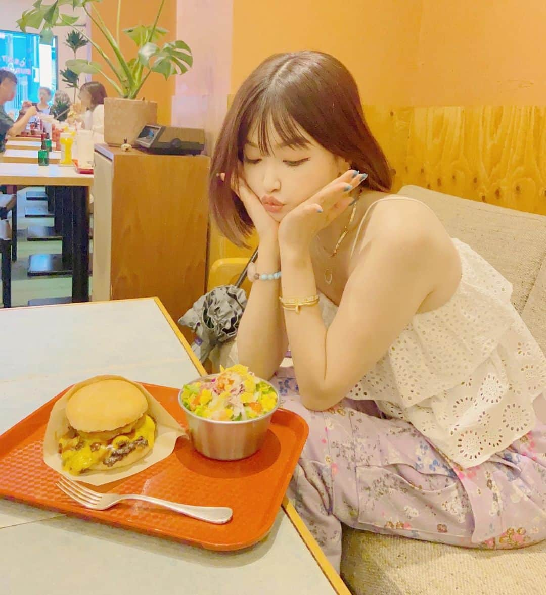 平子理沙さんのインスタグラム写真 - (平子理沙Instagram)「横浜で花火を見る前に、@central_burger_shopで🍔を食べて、お腹いっぱいだったはずなのに　　　　　 @hotelnewgrandでお茶をしようと思って席に着いたら、シュリンプピラフが美味しそうだったので、また食べてしまいました❤️しかも全部。 そして、ピーチのフラッペも食べちゃいました🍑🧊❣️❣️そして晩ごはんは焼肉。 どんだけ食べてんねん😆‼️  #最近食欲が止まらない #lifestyle#fashion#beauty#risahirako #平子理沙」8月2日 16時08分 - risa_hirako