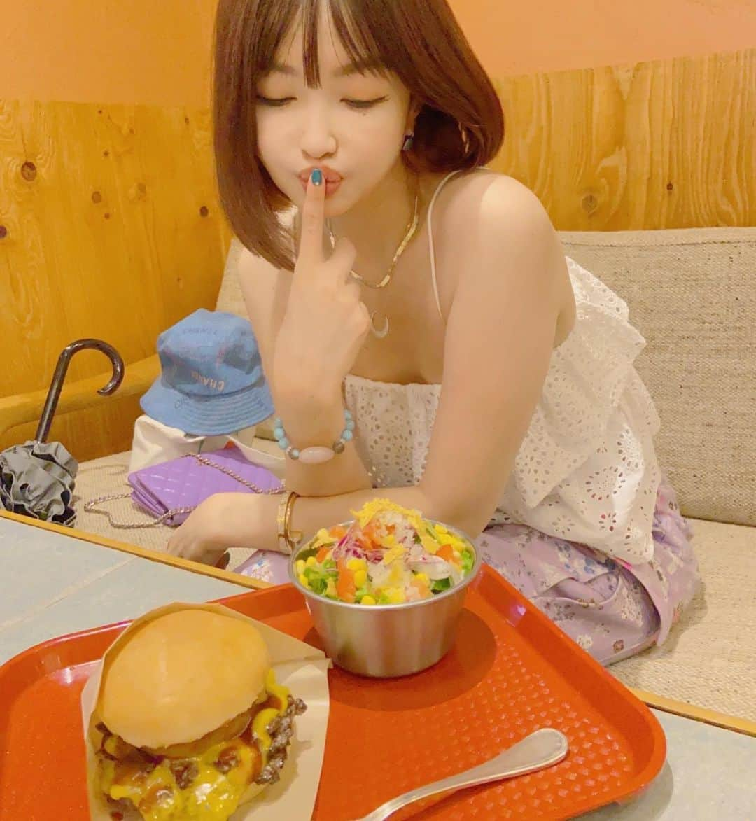 平子理沙さんのインスタグラム写真 - (平子理沙Instagram)「横浜で花火を見る前に、@central_burger_shopで🍔を食べて、お腹いっぱいだったはずなのに　　　　　 @hotelnewgrandでお茶をしようと思って席に着いたら、シュリンプピラフが美味しそうだったので、また食べてしまいました❤️しかも全部。 そして、ピーチのフラッペも食べちゃいました🍑🧊❣️❣️そして晩ごはんは焼肉。 どんだけ食べてんねん😆‼️  #最近食欲が止まらない #lifestyle#fashion#beauty#risahirako #平子理沙」8月2日 16時08分 - risa_hirako