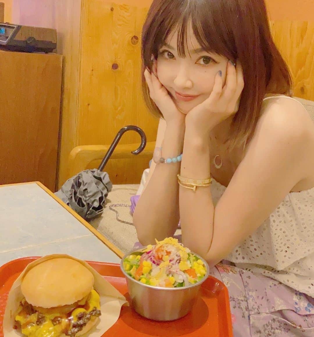平子理沙さんのインスタグラム写真 - (平子理沙Instagram)「横浜で花火を見る前に、@central_burger_shopで🍔を食べて、お腹いっぱいだったはずなのに　　　　　 @hotelnewgrandでお茶をしようと思って席に着いたら、シュリンプピラフが美味しそうだったので、また食べてしまいました❤️しかも全部。 そして、ピーチのフラッペも食べちゃいました🍑🧊❣️❣️そして晩ごはんは焼肉。 どんだけ食べてんねん😆‼️  #最近食欲が止まらない #lifestyle#fashion#beauty#risahirako #平子理沙」8月2日 16時08分 - risa_hirako