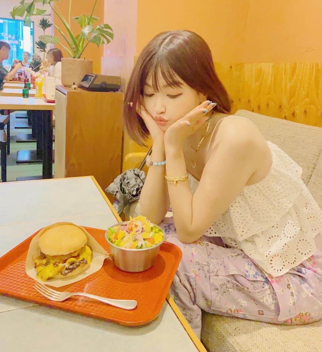 平子理沙のインスタグラム：「横浜で花火を見る前に、@central_burger_shopで🍔を食べて、お腹いっぱいだったはずなのに　　　　　 @hotelnewgrandでお茶をしようと思って席に着いたら、シュリンプピラフが美味しそうだったので、また食べてしまいました❤️しかも全部。 そして、ピーチのフラッペも食べちゃいました🍑🧊❣️❣️そして晩ごはんは焼肉。 どんだけ食べてんねん😆‼️  #最近食欲が止まらない #lifestyle#fashion#beauty#risahirako #平子理沙」