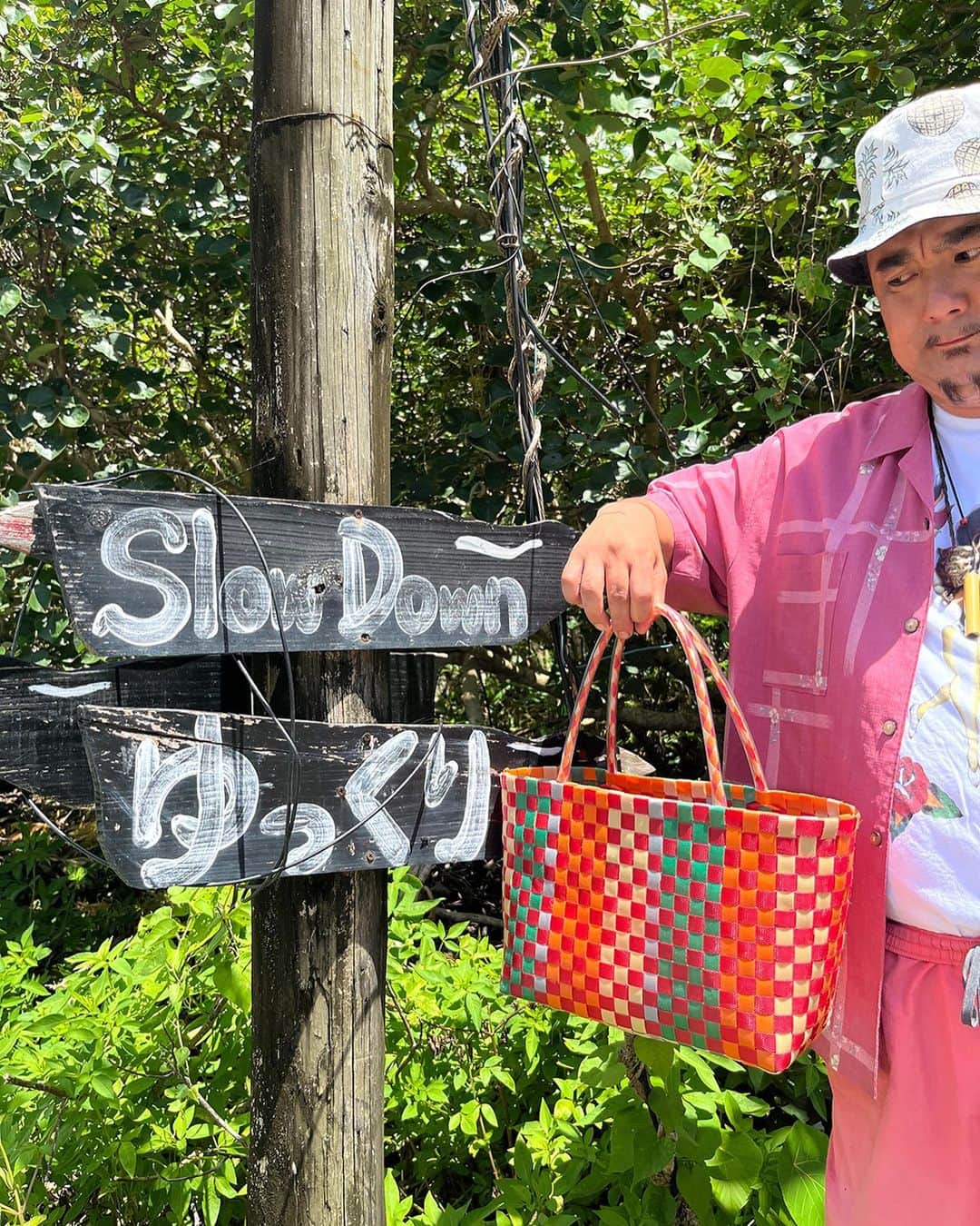 EYESCREAMさんのインスタグラム写真 - (EYESCREAMInstagram)「今週の一週間スナップでは、沖縄県の最北端でシークワサーやお茶を育てながら、シークワサー隊の隊長やポッチャリ系の代表を務める琉球アンダーグラウンドヒーロー・屋比久正治39歳独身の1週間に密着。火曜日は、かりゆしウェア（Print by Toyameg）のシャツ、No good So goodのTシャツ、HOOD QUARTERSのパンツなどをコーディネート。  @hicalpk #okinawa #style #streetstyle #streetsnap #一週間スナップ #everythingmastered #🌺」8月2日 16時09分 - masteredjp