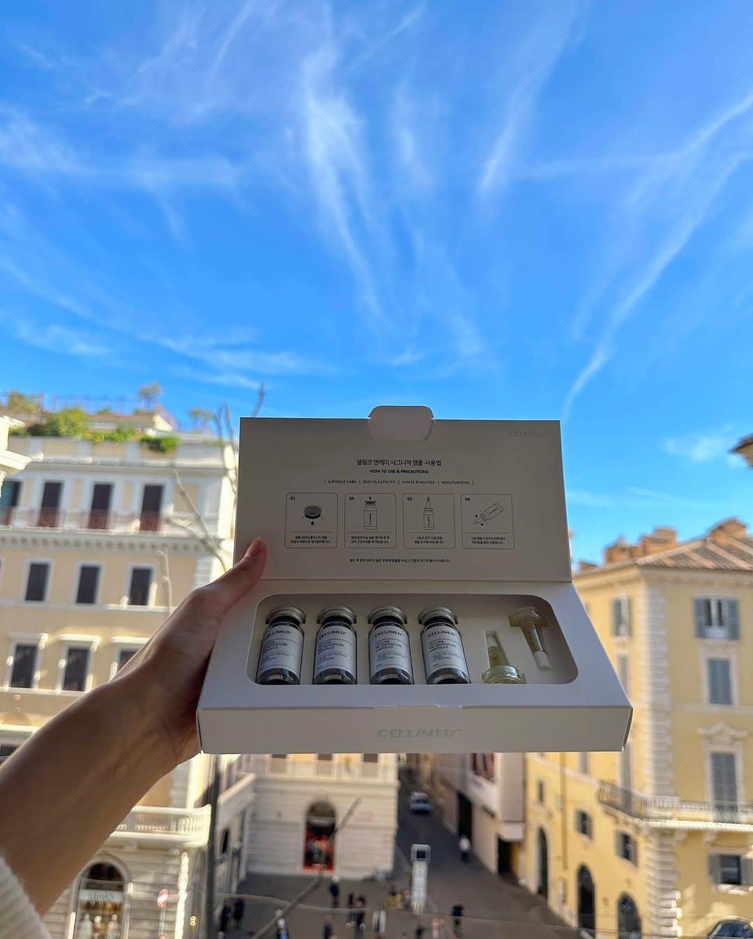 キム・ミニさんのインスタグラム写真 - (キム・ミニInstagram)「𝟪월 요약 🏃🏻‍♀️  오늘부터 시작되는 여름 휴가 이벤트,  그리고 역대급 예쁜 거 많은 드롭 샘플 세일은  잠시후 공지 하겠습니다 🧚🏻  너무 필요하다고 빨리 데려와달라고 해주시는  시원한 두피관리의 끝판왕 디톡스 샴푸 세트,   이제 본격 공병 릴레이가 시작될 우리 몸매 관리 비밀병기 바스트오일,   2월 이후로 정말 최대한 앞당겨 돌아올 인생 앰플  NK줄기세포 안티에이징 앰플,   그리고 우리 일상에 이젠 없어선 안 될 슈퍼 파인 울 셋업과 집업이 새 컬러를 입고 FW 시즌의 시작을 엽니다  🥳  또한 더 깔끔하고 새롭게 업그레이드 된 클로이 셔츠 드레스와 다양한 컬러, 행복한 가격, 두 가지 길이감으로 준비한 무드 새틴 스커트도 기대해주세요😍  8월은 애타게 기다리셨던 관리템들이 가득해요.  늘 좋은 구성과 가격, 그리고 좋은 제품으로 주시는 큰 사랑에 보답하겠습니다  🩷  8월도 어김없이 함께 행복합시다 우리!   #mimiwormade」8月2日 16時18分 - mimiwor