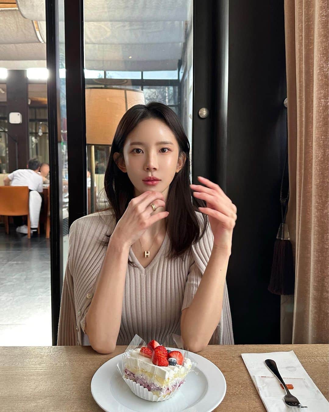 キム・ミニさんのインスタグラム写真 - (キム・ミニInstagram)「𝟪월 요약 🏃🏻‍♀️  오늘부터 시작되는 여름 휴가 이벤트,  그리고 역대급 예쁜 거 많은 드롭 샘플 세일은  잠시후 공지 하겠습니다 🧚🏻  너무 필요하다고 빨리 데려와달라고 해주시는  시원한 두피관리의 끝판왕 디톡스 샴푸 세트,   이제 본격 공병 릴레이가 시작될 우리 몸매 관리 비밀병기 바스트오일,   2월 이후로 정말 최대한 앞당겨 돌아올 인생 앰플  NK줄기세포 안티에이징 앰플,   그리고 우리 일상에 이젠 없어선 안 될 슈퍼 파인 울 셋업과 집업이 새 컬러를 입고 FW 시즌의 시작을 엽니다  🥳  또한 더 깔끔하고 새롭게 업그레이드 된 클로이 셔츠 드레스와 다양한 컬러, 행복한 가격, 두 가지 길이감으로 준비한 무드 새틴 스커트도 기대해주세요😍  8월은 애타게 기다리셨던 관리템들이 가득해요.  늘 좋은 구성과 가격, 그리고 좋은 제품으로 주시는 큰 사랑에 보답하겠습니다  🩷  8월도 어김없이 함께 행복합시다 우리!   #mimiwormade」8月2日 16時18分 - mimiwor